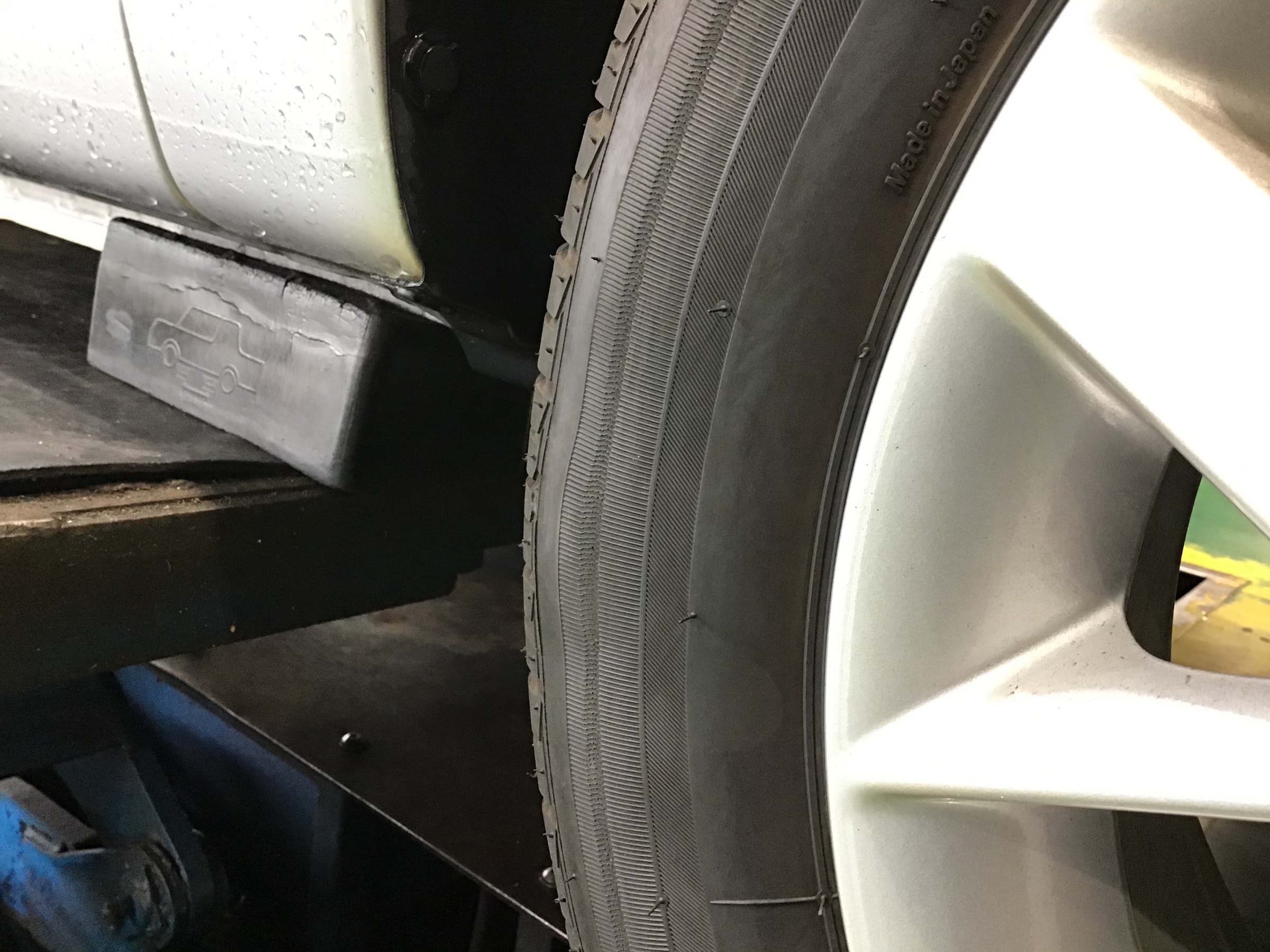 タイヤの一部が膨らむ サービス事例 タイヤ館 草加インター タイヤからはじまる トータルカーメンテナンス タイヤ館グループ