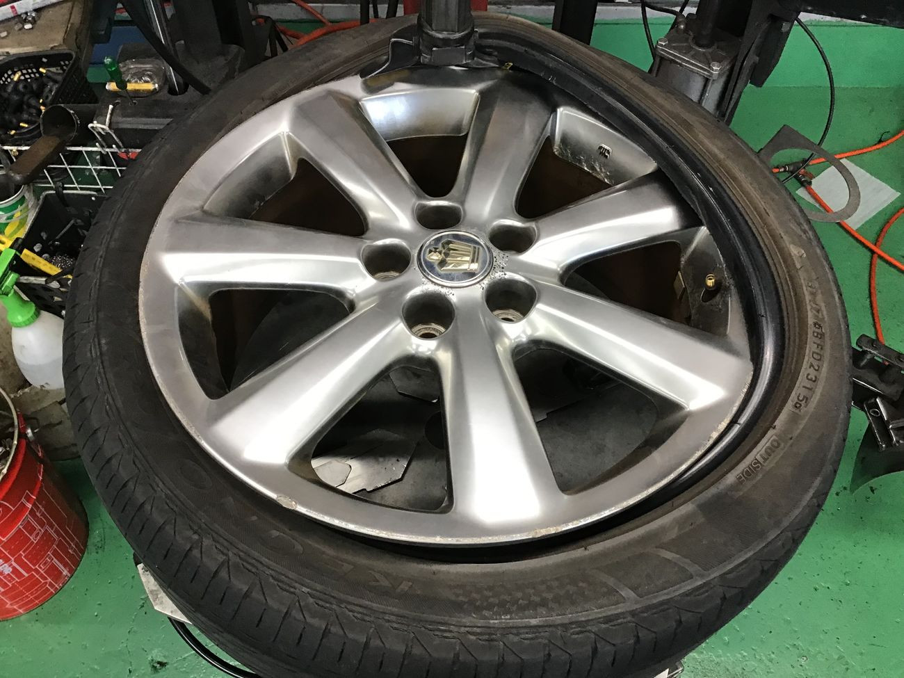 トヨタ「クラウンアスリート」GRS180 タイヤ交換 225/45Ｒ18 | トヨタ