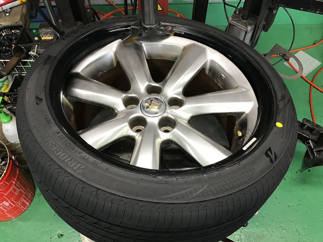 トヨタ「クラウンアスリート」GRS180 タイヤ交換 225/45Ｒ18 | トヨタ