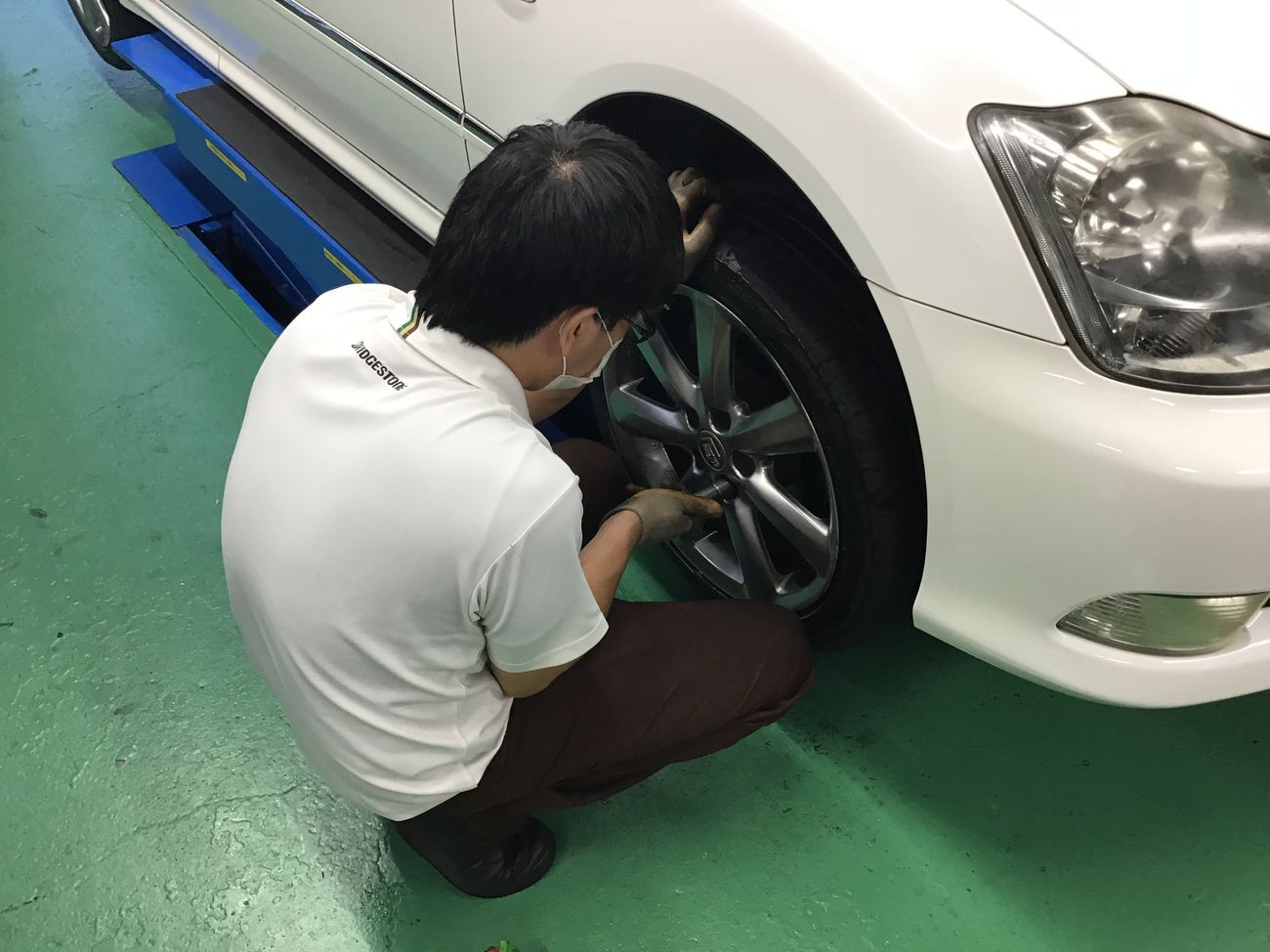 トヨタ「クラウンアスリート」GRS180 タイヤ交換 225/45Ｒ18 | トヨタ