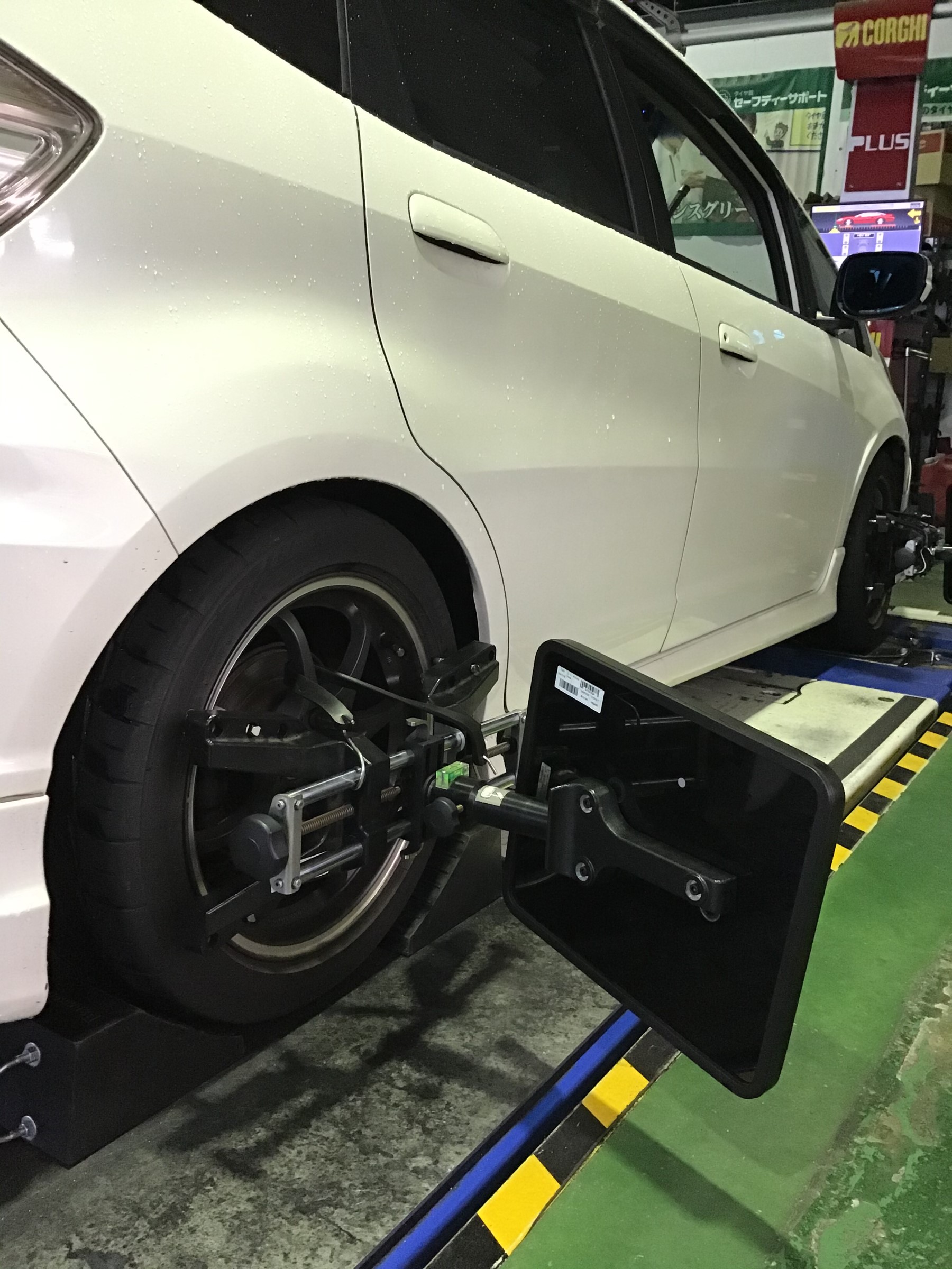 車高調整と同時にアライメント ホンダフィット ホンダ フィット メンテナンス商品 タイヤ ホイール関連 アライメント作業は予約制です サービス事例 タイヤ館 八戸 タイヤからはじまる トータルカーメンテナンス タイヤ館グループ