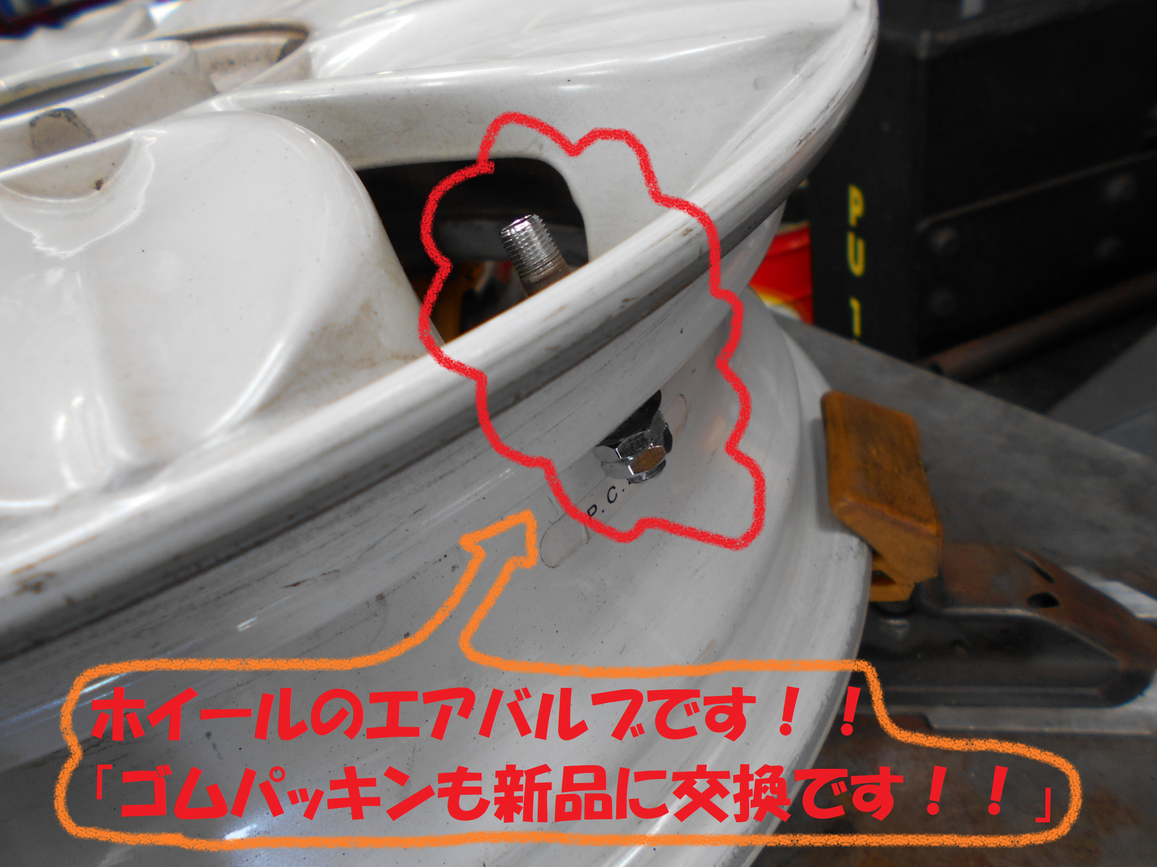 ダイハツ ミラココア タイヤ4本交換作業です 前編 ダイハツ ミラココア タイヤ タイヤ ホイール関連 タイヤ ホイール交換 総和店こだわり作業 タイヤ館 総和 茨城県のタイヤ カー用品ショップ タイヤからはじまる トータルカーメンテナンス