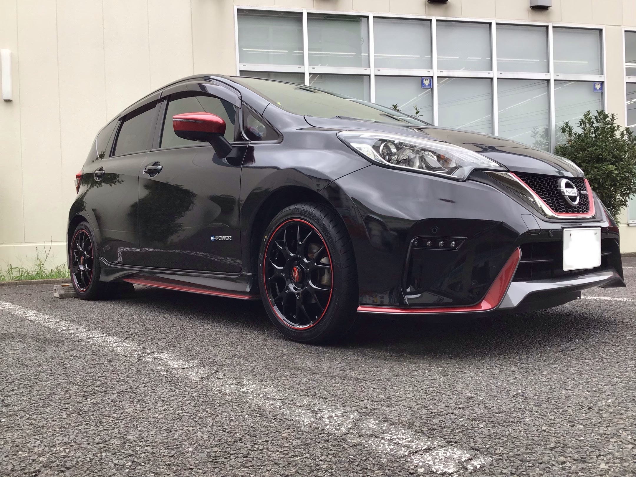 日産 ノートニスモ インチアップホイール取付ました サービス事例 タイヤ館 平塚 神奈川県のタイヤ カー用品ショップ タイヤからはじまる トータルカーメンテナンス タイヤ館グループ