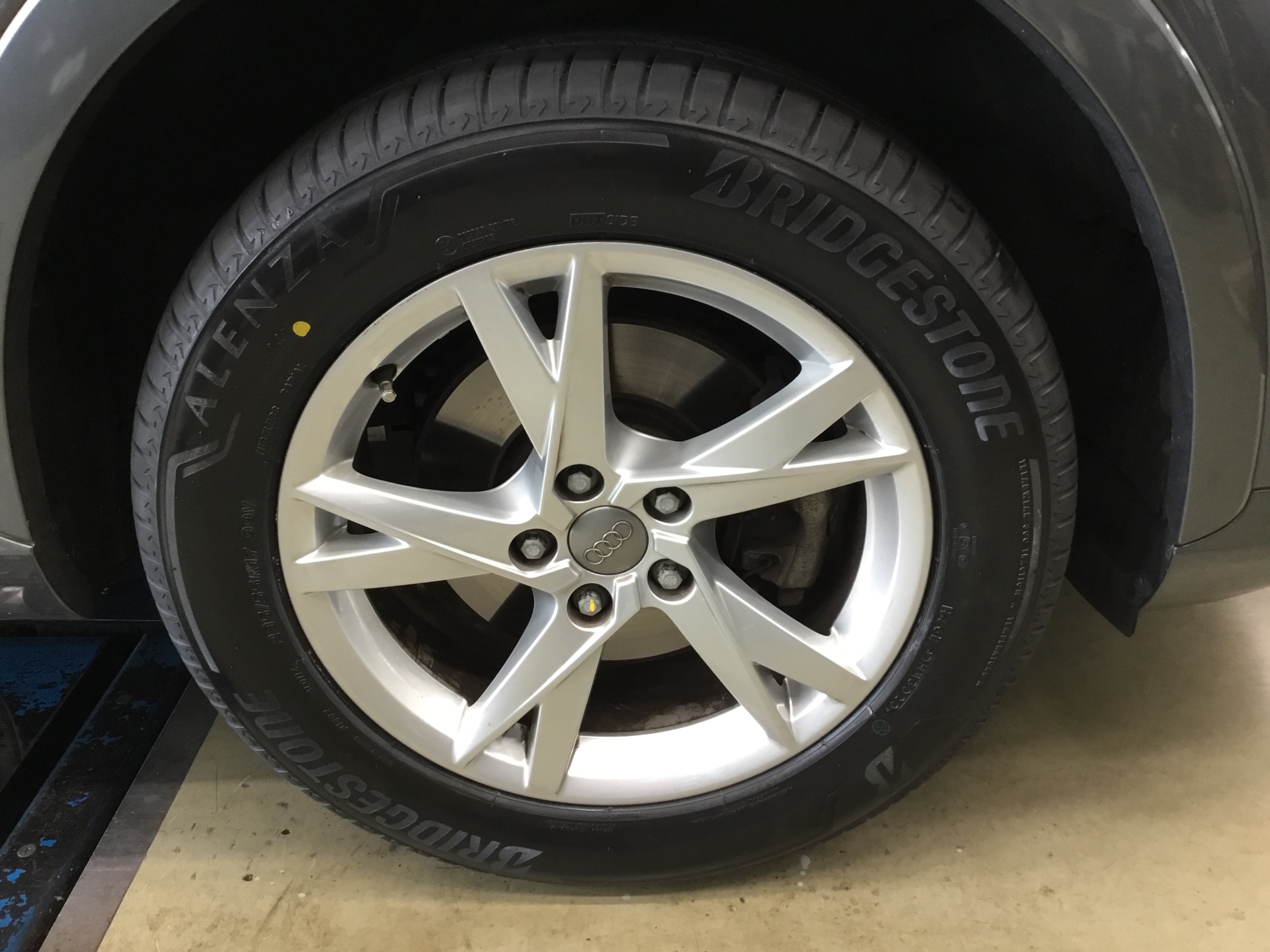 Audi Q3 タイヤ交換 アウディ Q3 タイヤ タイヤ・ホイール関連 > タイヤ・ホイール交換 サービス事例 タイヤ館 池上