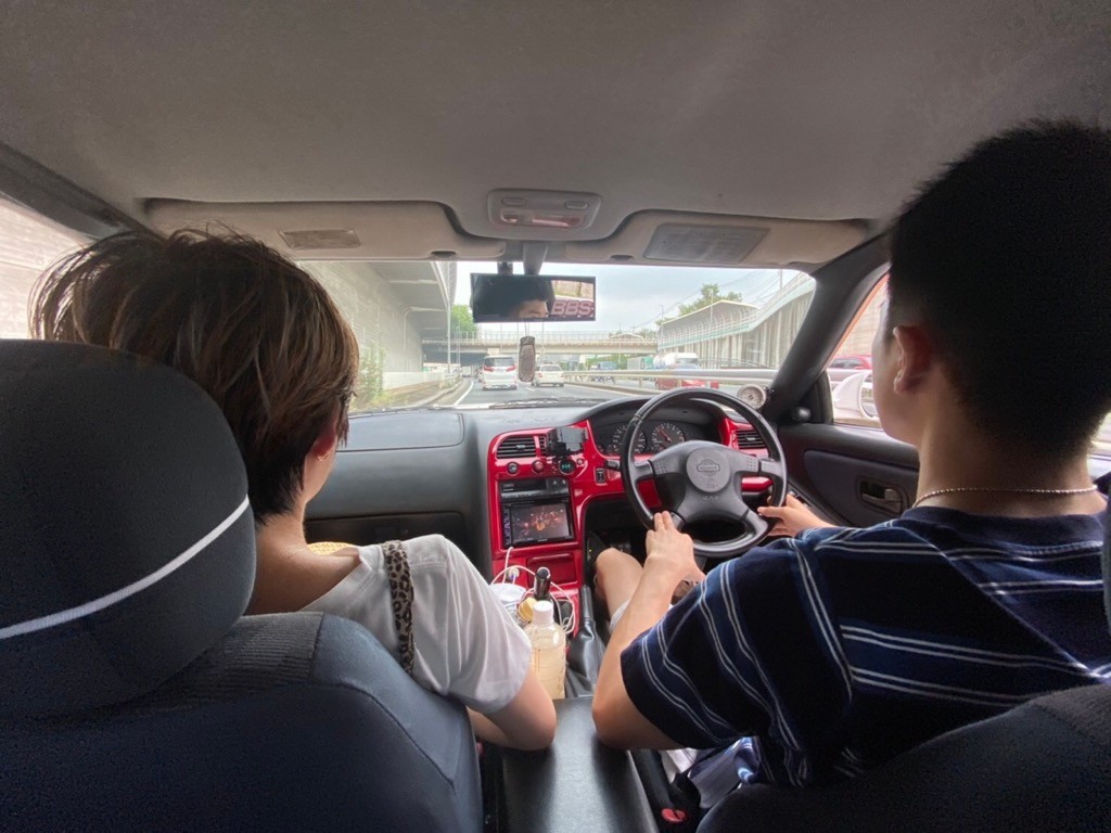 第３者から見た運転席と助手席 スタッフ日記 タイヤ館 瀬谷 神奈川県のタイヤ カー用品ショップ タイヤからはじまる トータルカーメンテナンス タイヤ館グループ