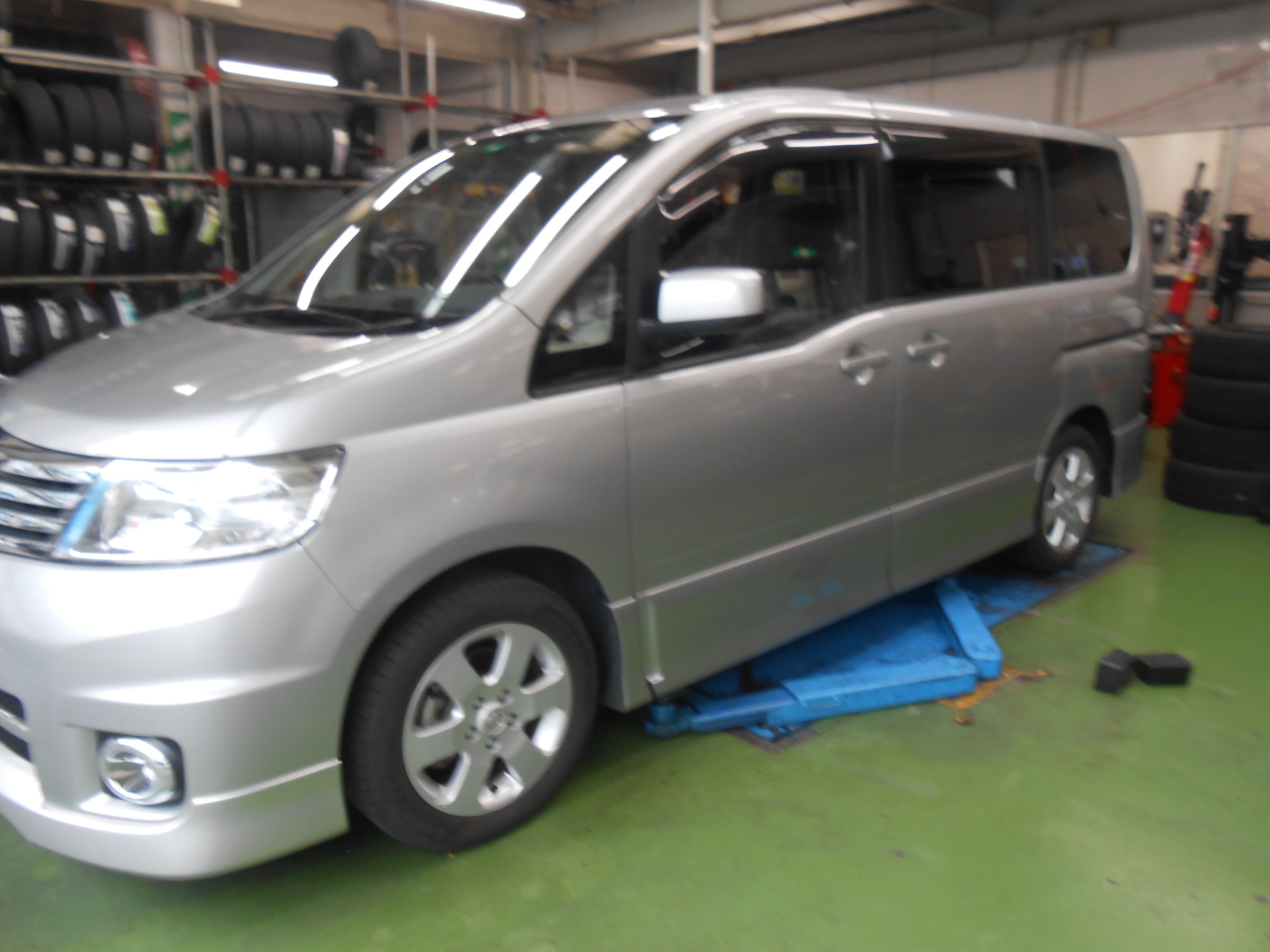 日産・セレナ(C25)プレイズPX-RVⅡでタイヤ交換を行いました