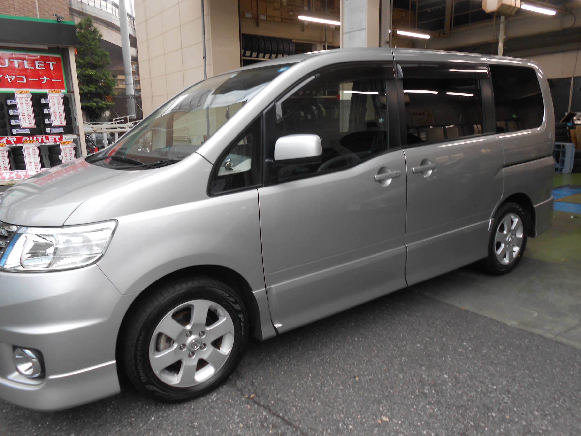 日産・セレナ(C25)プレイズPX-RVⅡでタイヤ交換を行いました