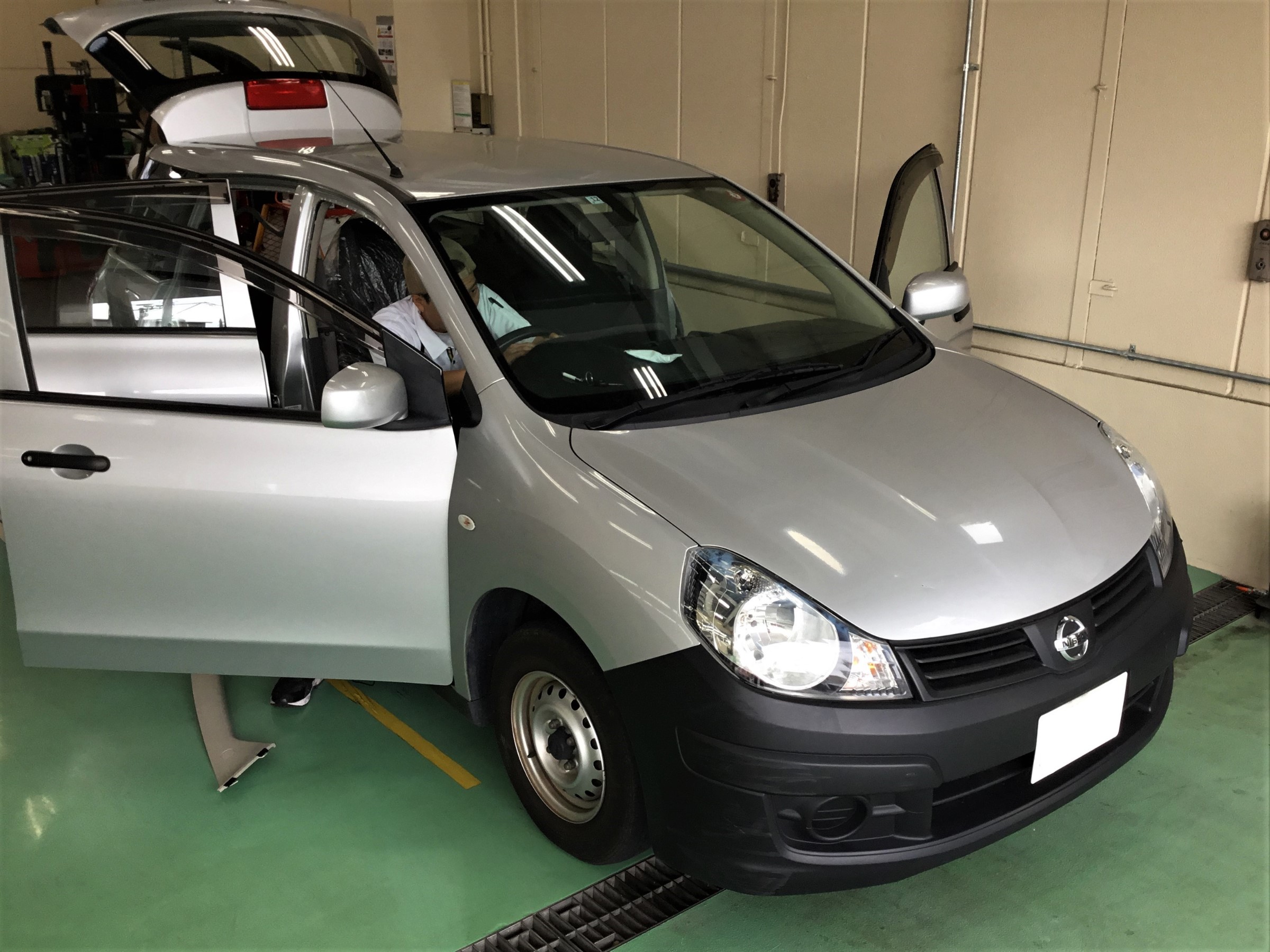 日産 Adバン ドライブレコーダー取付 タイヤ交換 パート1 日産 Ad Av ナビ機器 パーツ取付 各種用品取付 サービス事例 タイヤ館 浜川崎 タイヤからはじまる トータルカーメンテナンス タイヤ館グループ