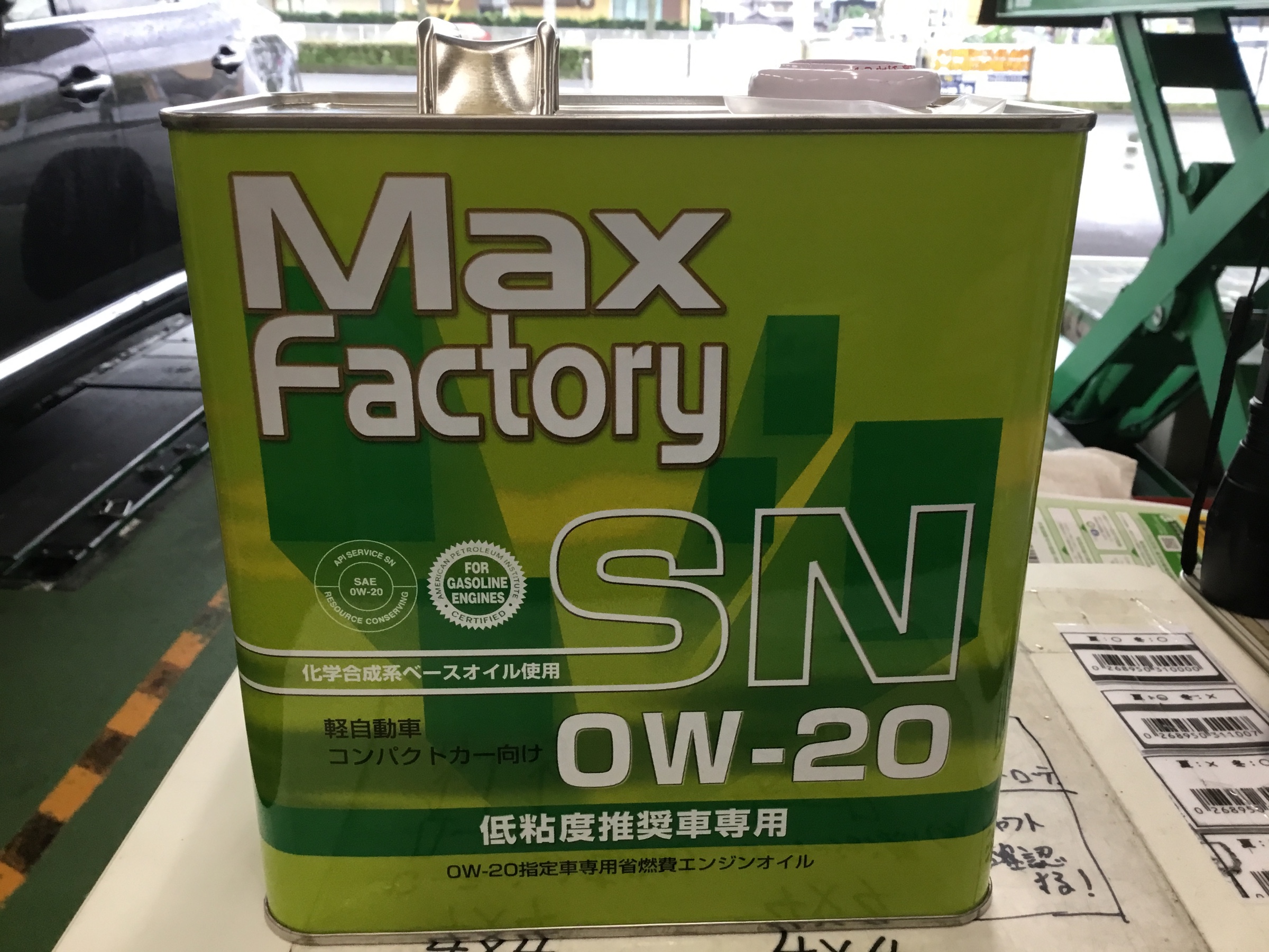 エンジンオイル交換 ダイハツ ムーヴ Max Factory 0w ダイハツ ムーヴ メンテナンス商品 オイル関連 エンジンオイル交換 作業紹介 タイヤ館 岐阜北 岐阜県のタイヤ カー用品ショップ タイヤからはじまる トータルカーメンテナンス タイヤ館グループ