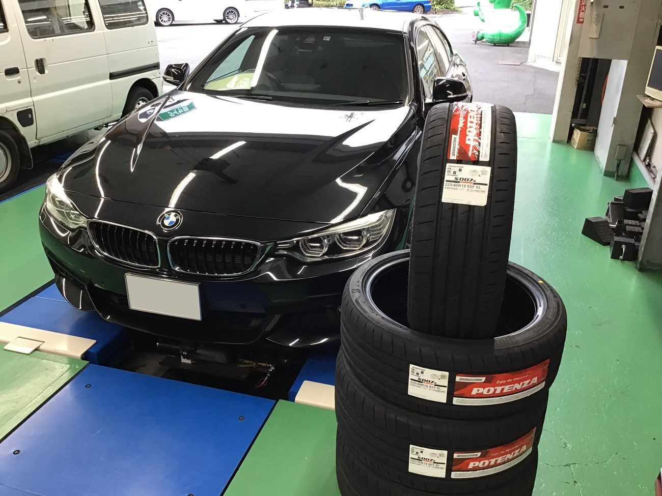 Bmw 428 I グランクーペ F36 タイヤ交換 19インチ Bmw 4シリーズ タイヤ タイヤ ホイール関連 タイヤ ホイール交換 スタッフ日記 タイヤ館 草津 タイヤからはじまる トータルカーメンテナンス タイヤ館グループ