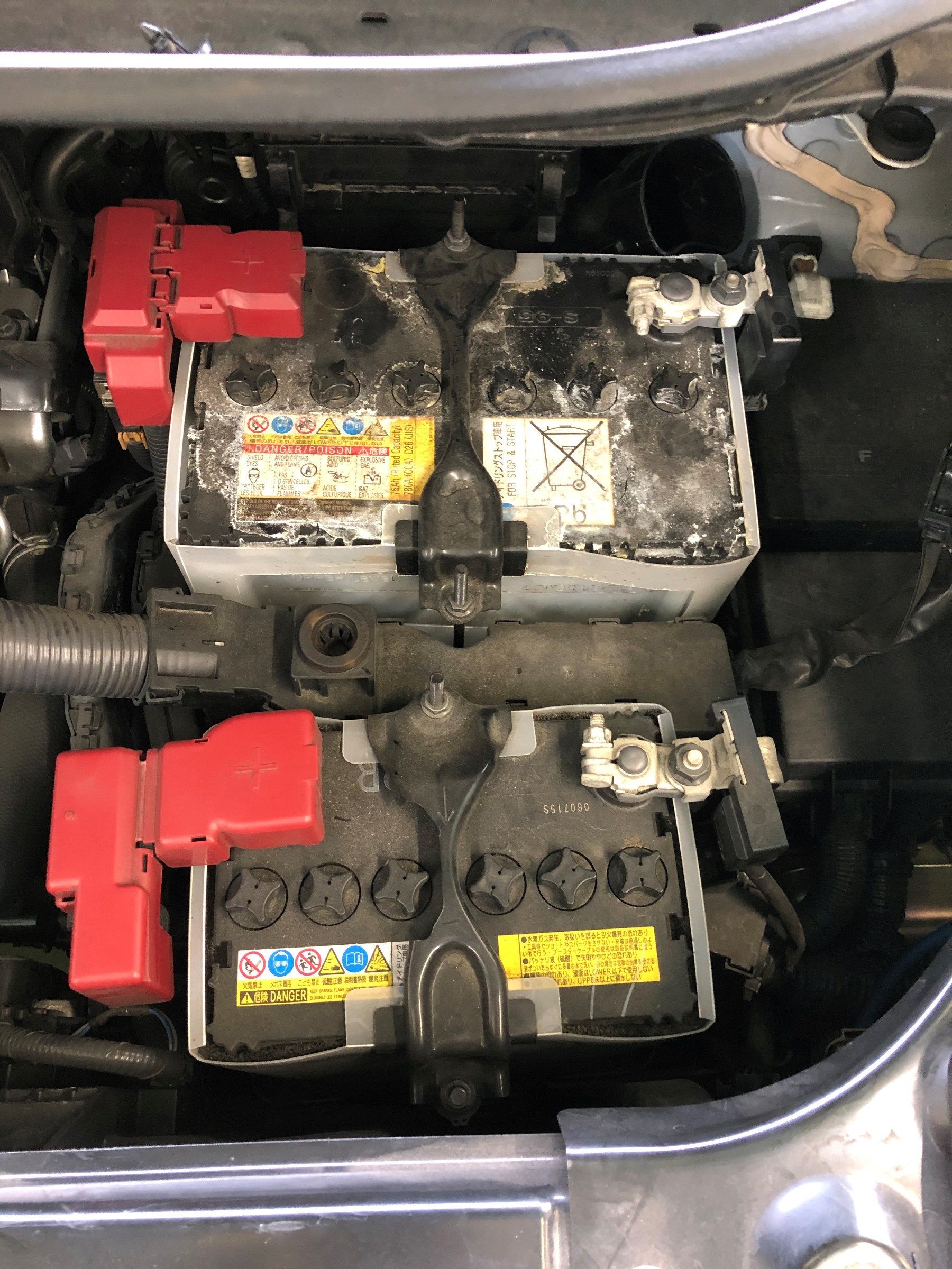 セレナ バッテリー交換 夏場はバッテリー点検を 日産 セレナ メンテナンス商品 サービス事例 タイヤ館 伊川谷 兵庫県のタイヤ カー用品ショップ タイヤからはじまる トータルカーメンテナンス タイヤ館グループ
