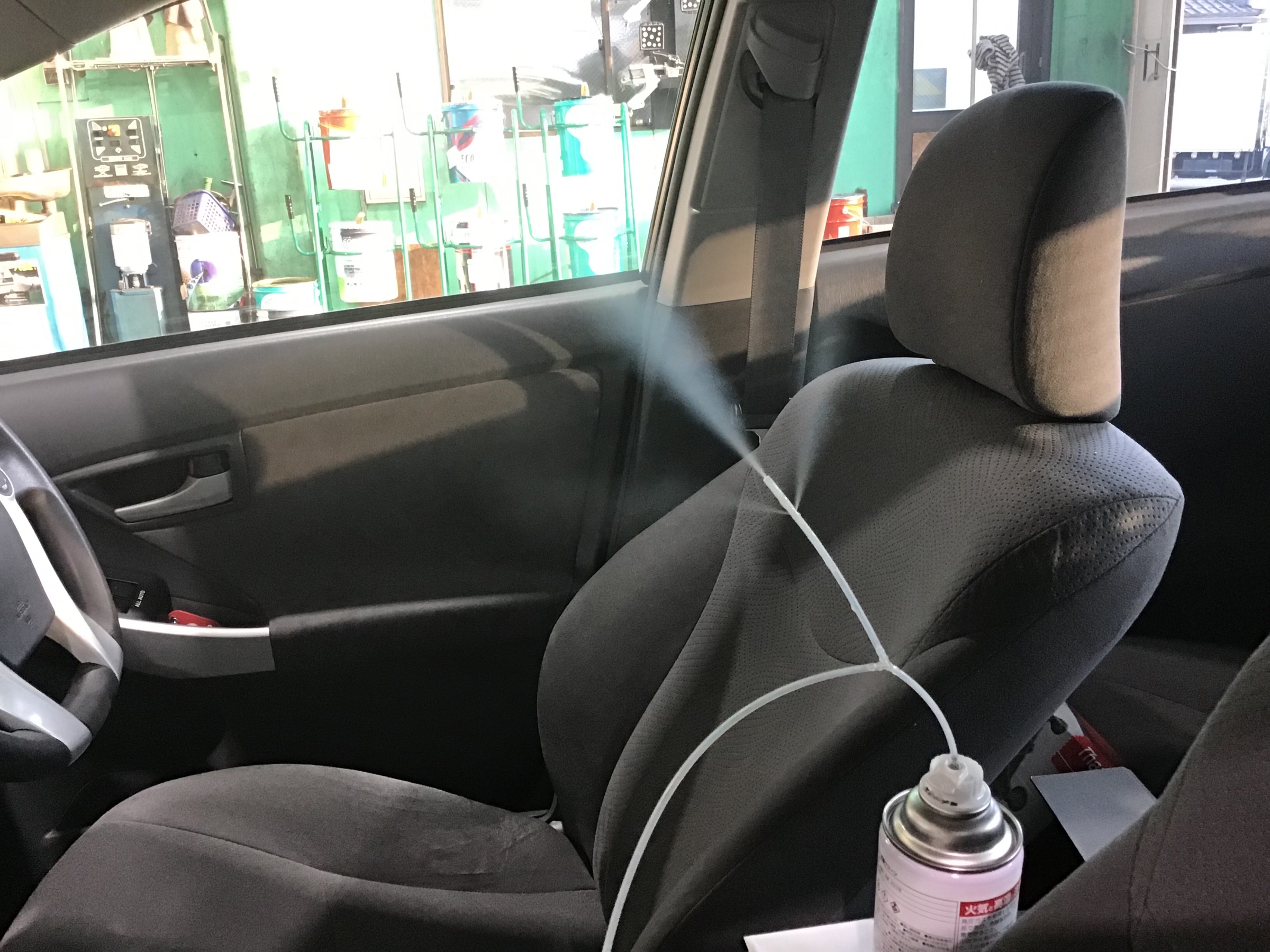 プリウス エアコンフィルター交換 車内消臭 トヨタ プリウス メンテナンス商品 サービス事例 タイヤ館 所沢 タイヤからはじまる トータルカーメンテナンス タイヤ館グループ
