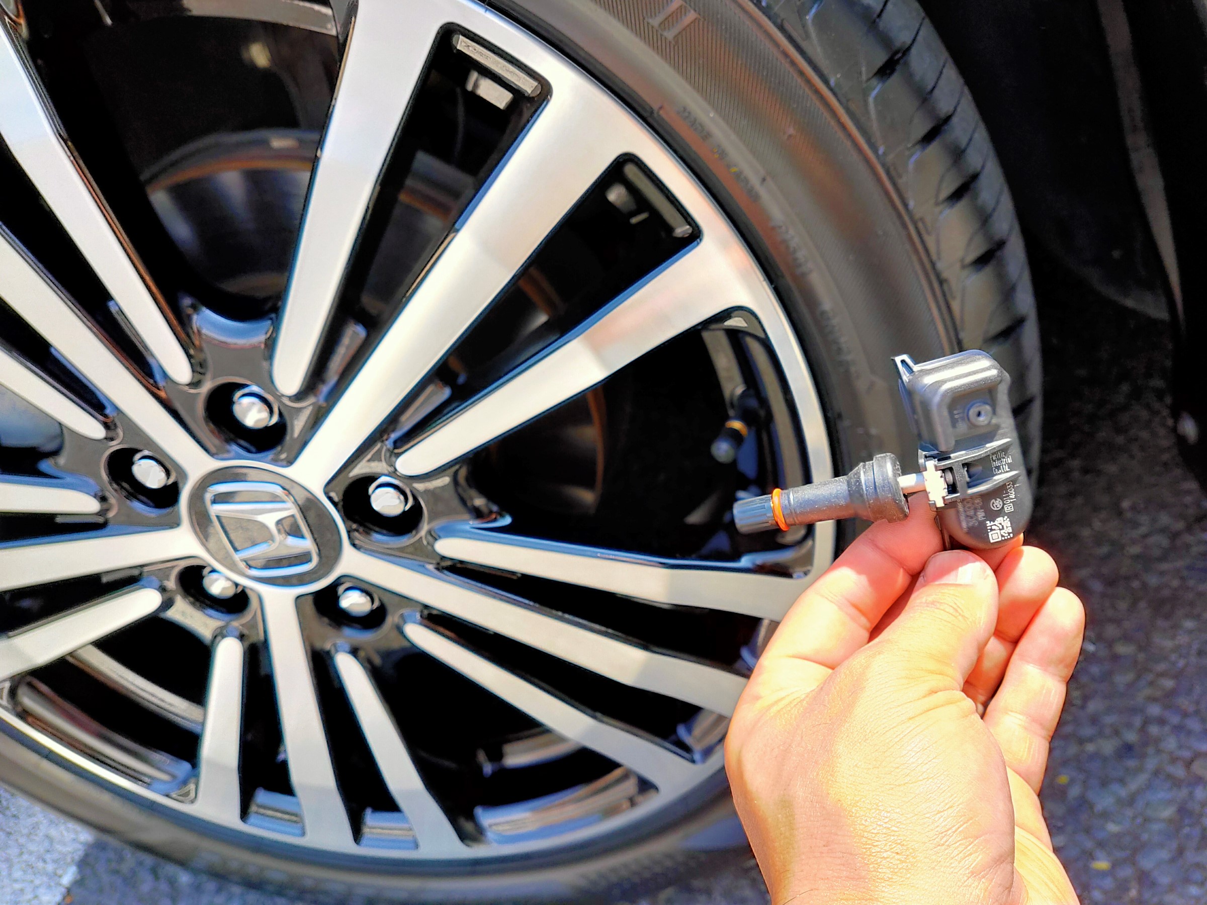 オデッセイ Tpms 装着 ホンダ オデッセイ メンテナンス商品 サービス事例 タイヤ館 小松川 東京都のタイヤ カー用品ショップ タイヤからはじまる トータルカーメンテナンス タイヤ館グループ