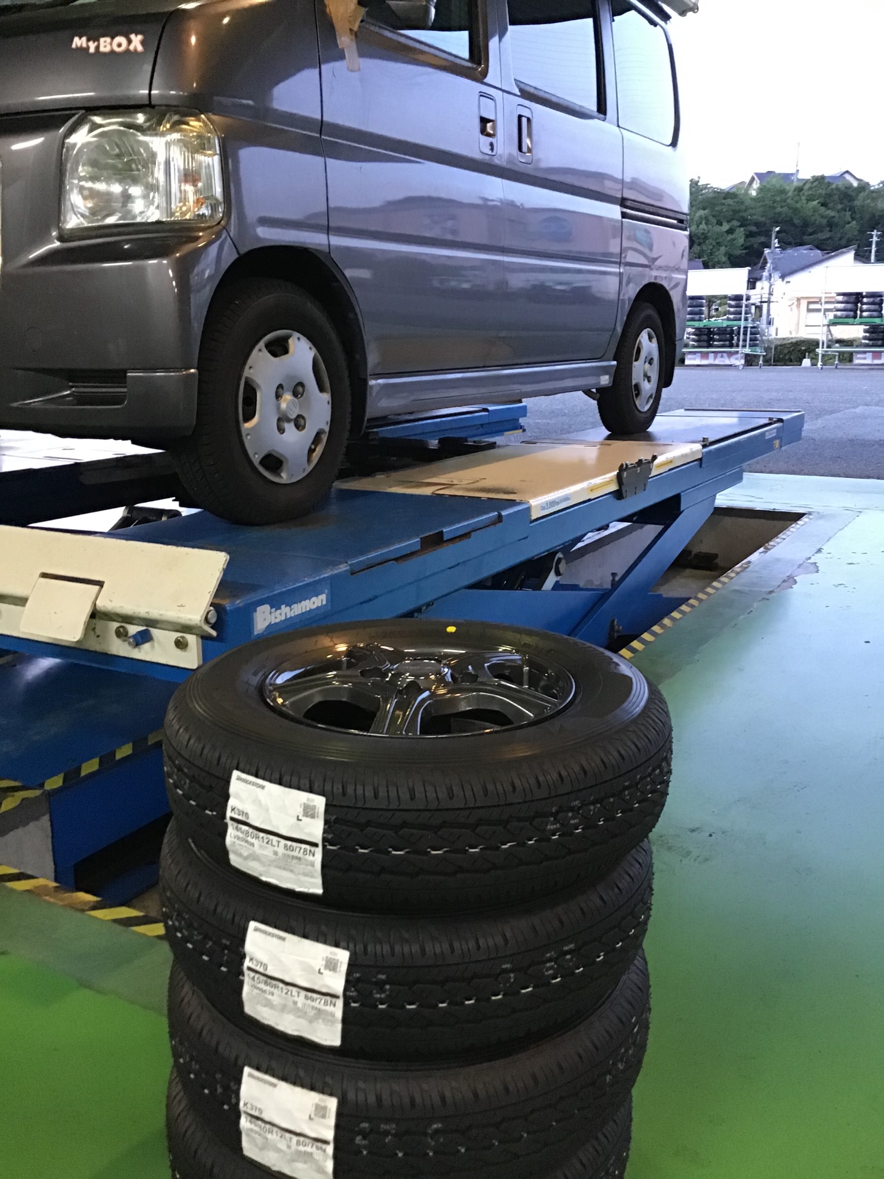 ホンダ バモス ホビオ ホイールセット 装着 サービス事例 タイヤ館 六甲北 兵庫県のタイヤ カー用品ショップ タイヤからはじまる トータルカーメンテナンス タイヤ館グループ