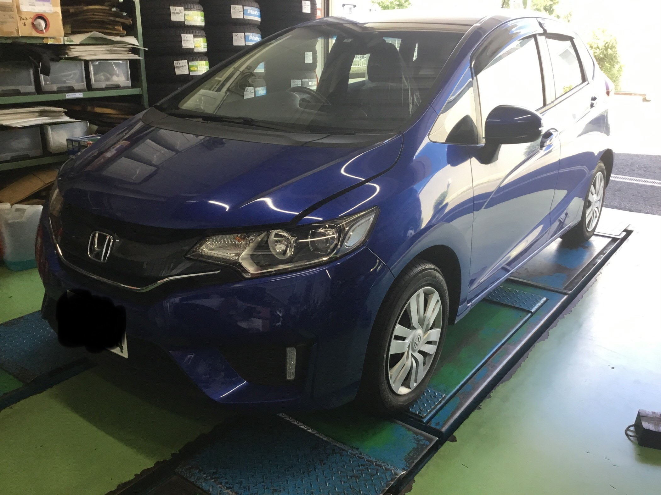 ホンダ Fit バッテリー交換 アイドリングストップ車 サービス事例 タイヤ館 平塚 神奈川県のタイヤ カー用品ショップ タイヤからはじまる トータルカーメンテナンス タイヤ館グループ
