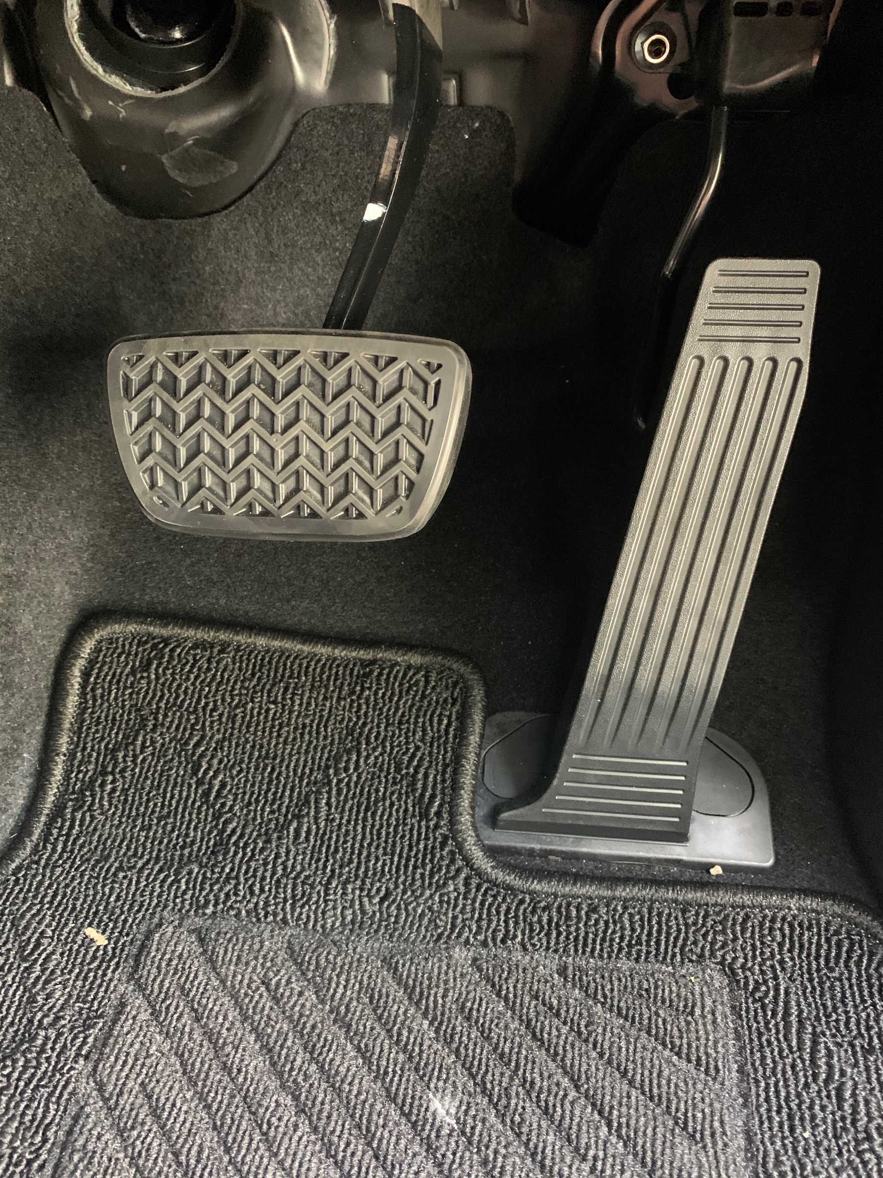 Rav4に取り付けました ペダル編 トヨタ Rav4 その他 スタッフ日記 タイヤ館 めじろ台 東京都のタイヤ カー用品ショップ タイヤからはじまる トータルカーメンテナンス タイヤ館グループ