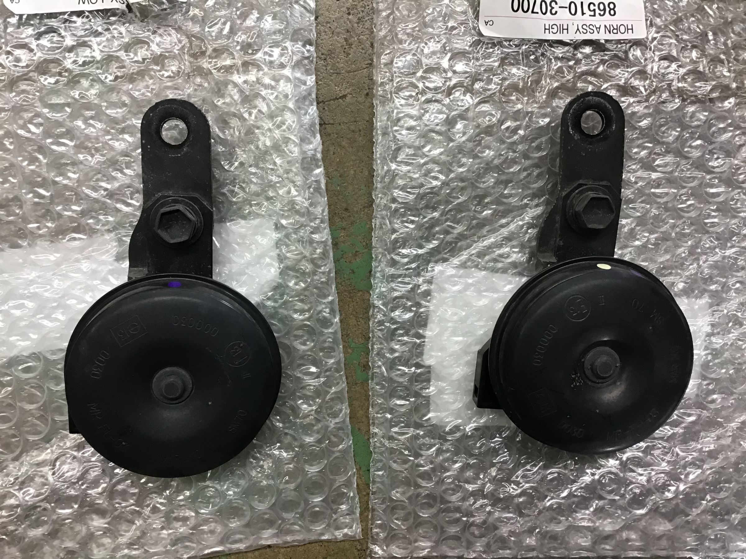 クラクション ホーン交換しました トヨタ プリウス その他 パーツ取付 各種用品取付 サービス事例 タイヤ館 ｇｐ新潟横越 新潟県のタイヤ カー用品ショップ タイヤからはじまる トータルカーメンテナンス タイヤ館グループ