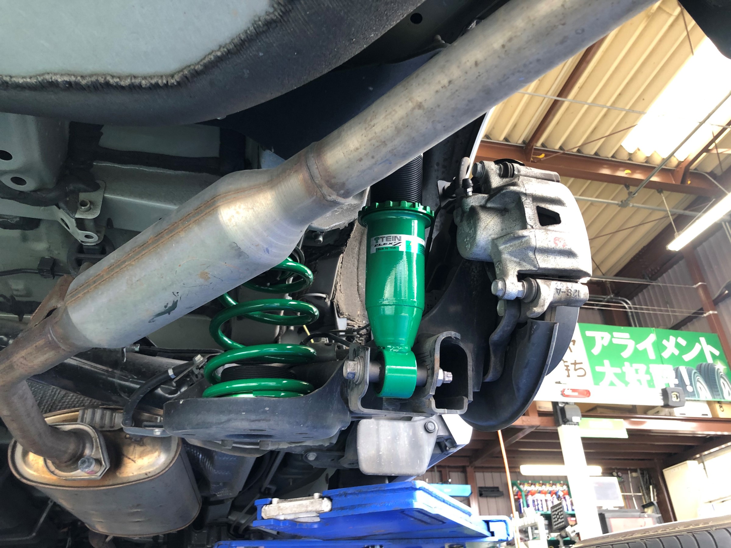 TEIN スプリング ZWR80Wノアハイブリッド ノアハイブリッド ZWR80G TEINの車高調に交換 と 四輪