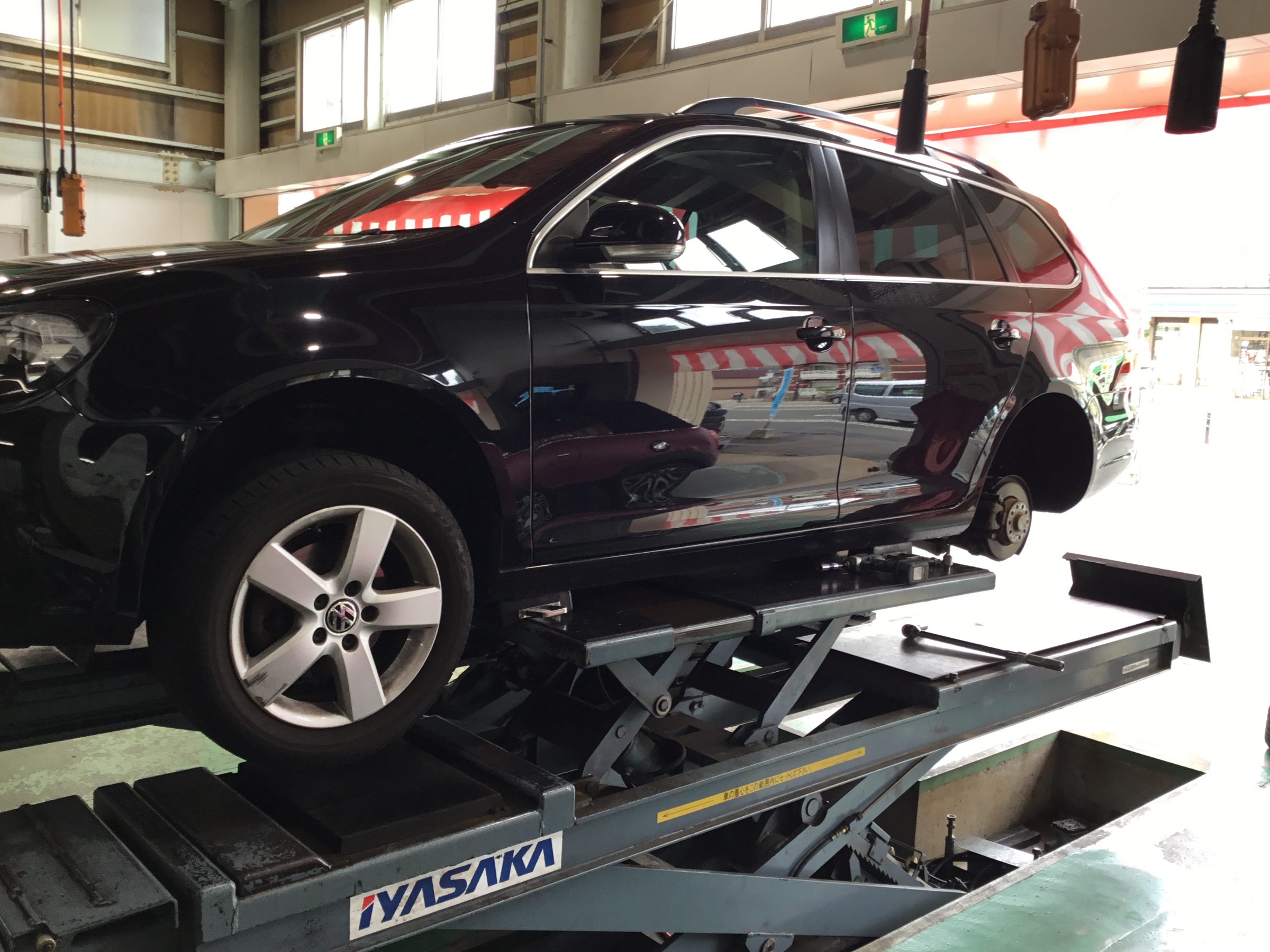 ゴルフヴァリアント パンクからタイヤ交換 フォルクスワーゲン ゴルフ ワゴン その他 サービス事例 タイヤ館 長尾 タイヤからはじまる トータルカーメンテナンス タイヤ館グループ