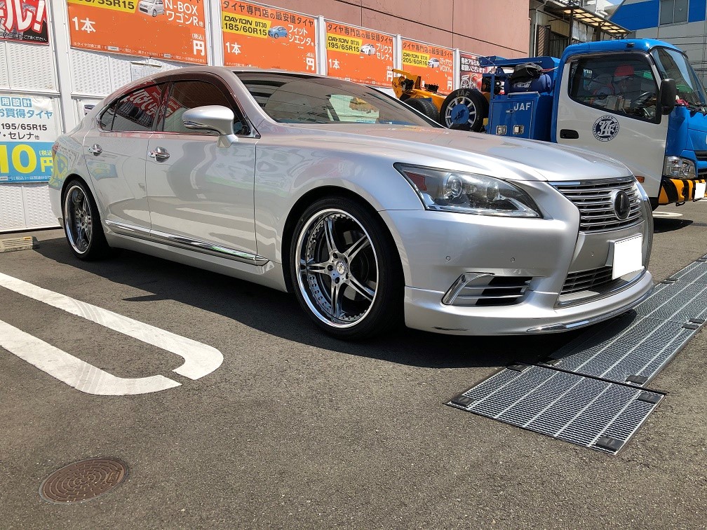 レクサスLSのフロントホイールを新品交換でサイズ変更 | 店舗