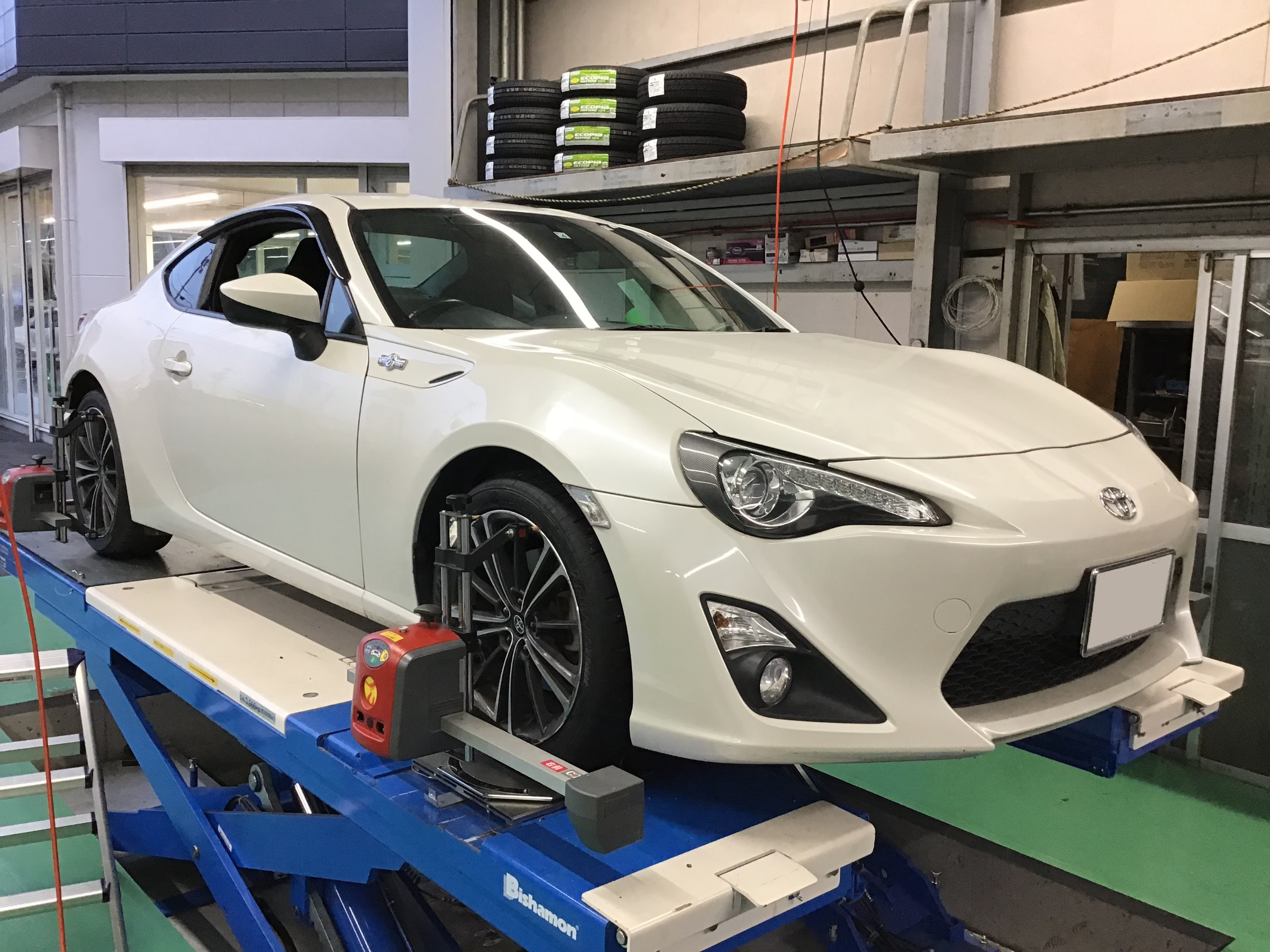 トヨタ「86」ZN6前期型のタイヤ交換 215/45R17 | 店舗