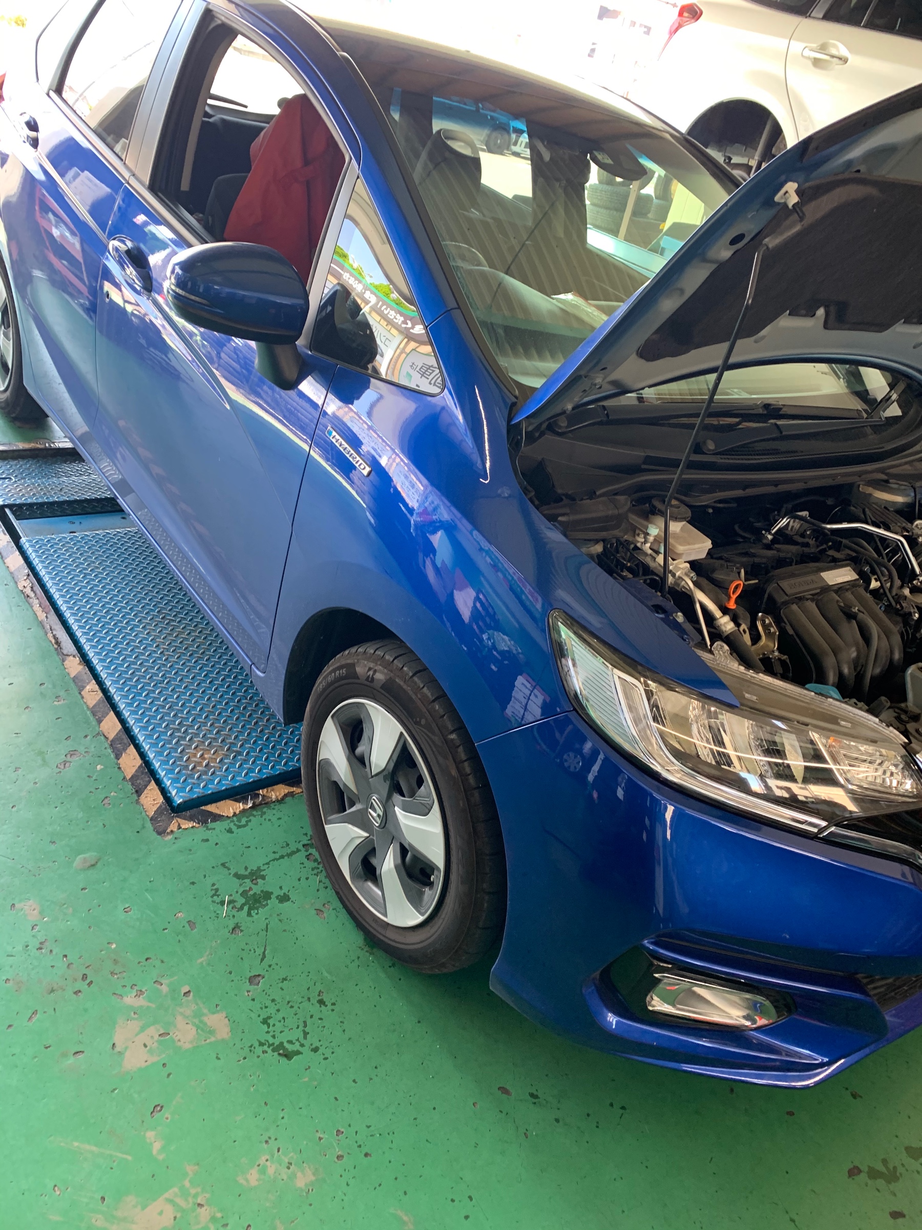 愛車のオイル交換してますか ホンダ フィットハイブリッド メンテナンス商品 オイル関連 エンジンオイル交換 サービス事例 タイヤ館 姫路南 兵庫県のタイヤ カー用品ショップ タイヤからはじまる トータルカーメンテナンス タイヤ館グループ