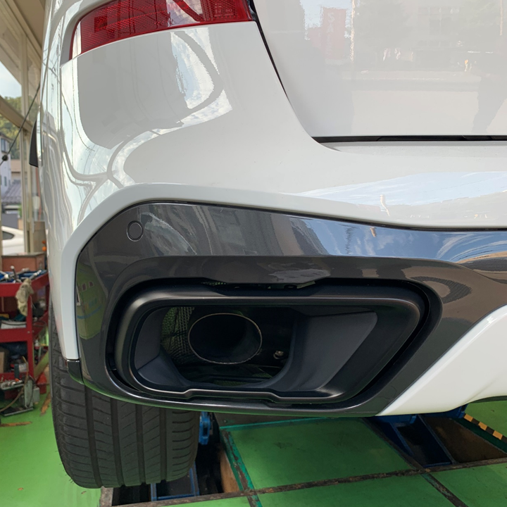 BMW X5 (G05) に M PERFORMANCE マットブラックテールパイプトリム取付