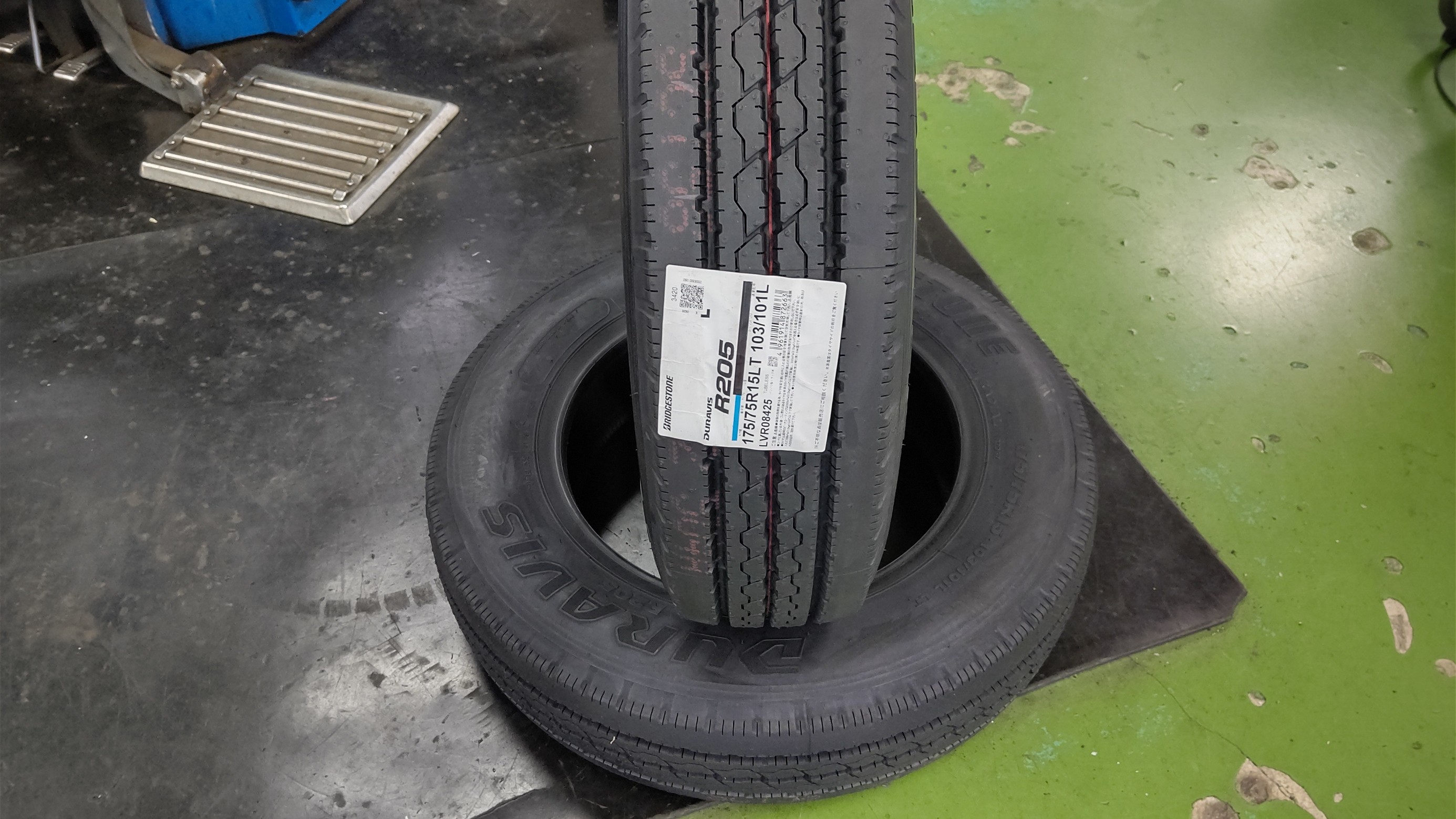 小型中型トラックのタイヤも交換できます。トヨエース ダイナの