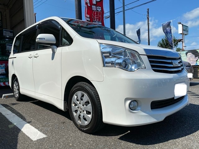 トヨタ ノア (ZRR70G)】テールランプ交換を行いました | 店舗おススメ