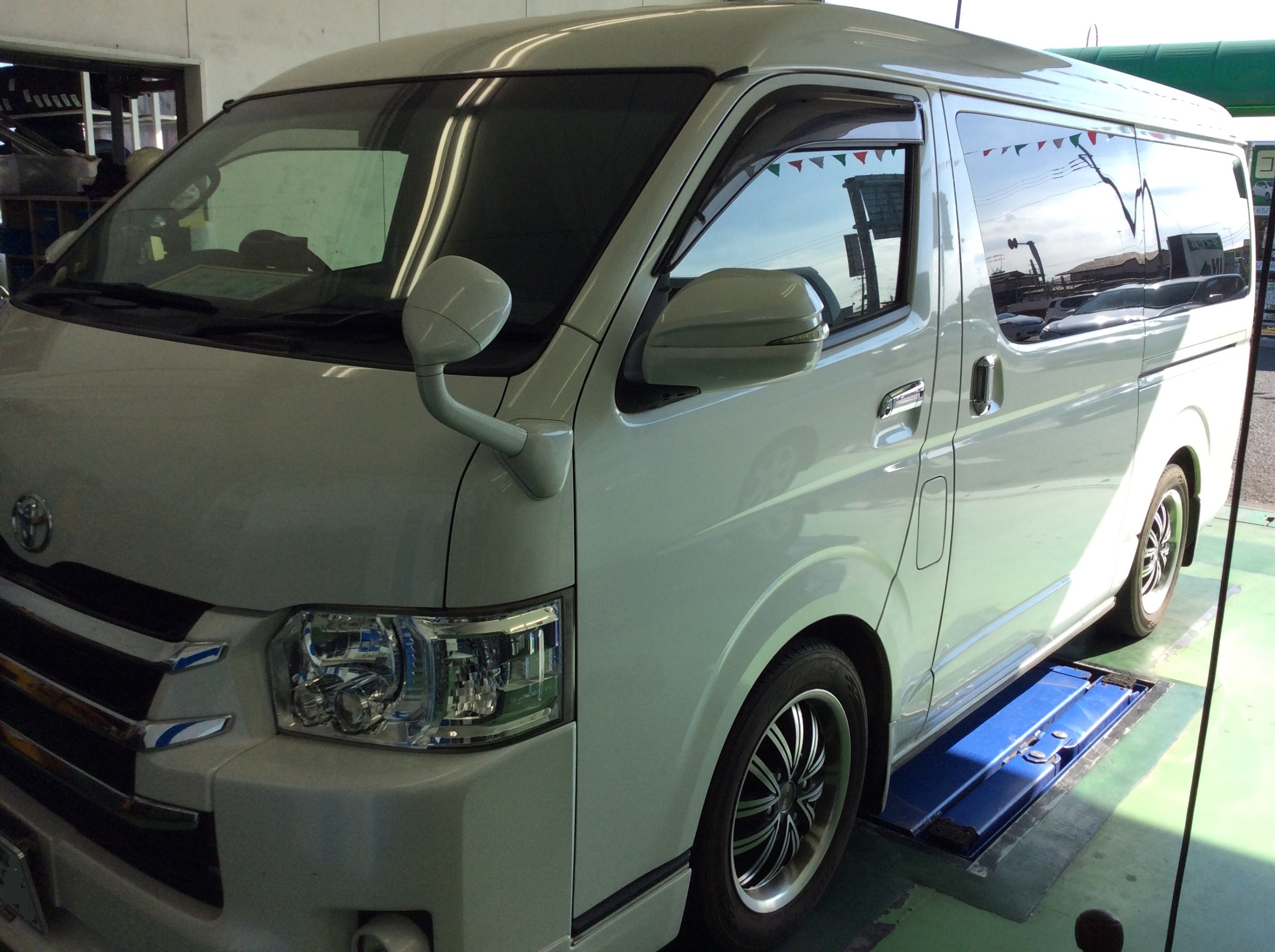 トヨタ・ハイエース 200系】ショックアブソーバー交換です