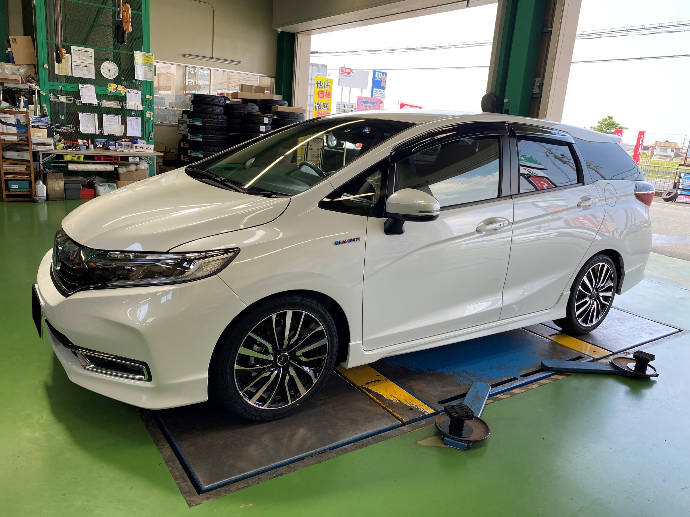 シャトルハイブリッドに車高調 ホイール取り付け ホンダ シャトル ホイール パーツ取付 サスペンション取付 サービス事例 タイヤ館 土山 タイヤからはじまる トータルカーメンテナンス タイヤ館グループ