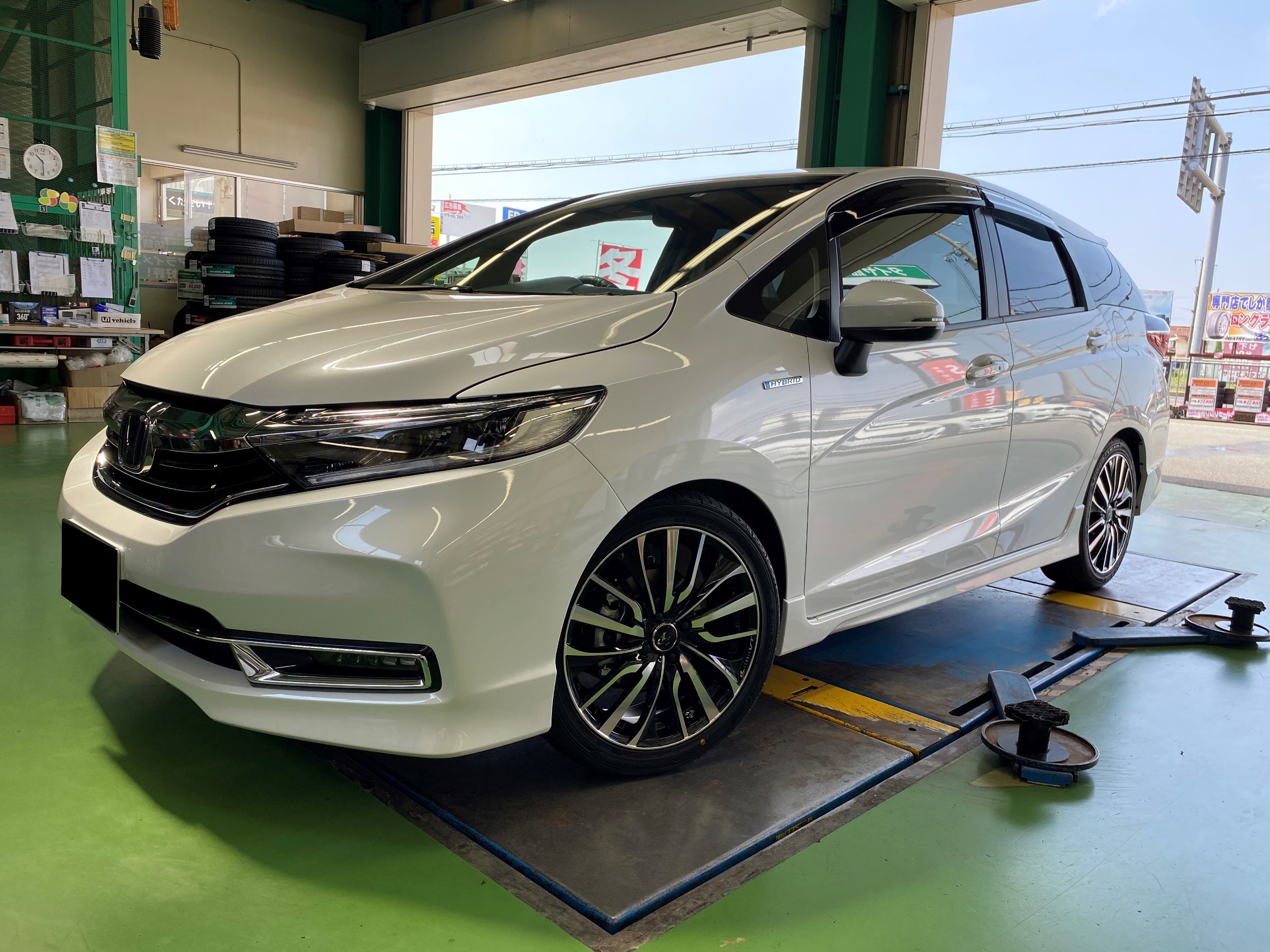 シャトルハイブリッドに車高調 ホイール取り付け ホンダ シャトル ホイール パーツ取付 サスペンション取付 サービス事例 タイヤ館 土山 タイヤからはじまる トータルカーメンテナンス タイヤ館グループ