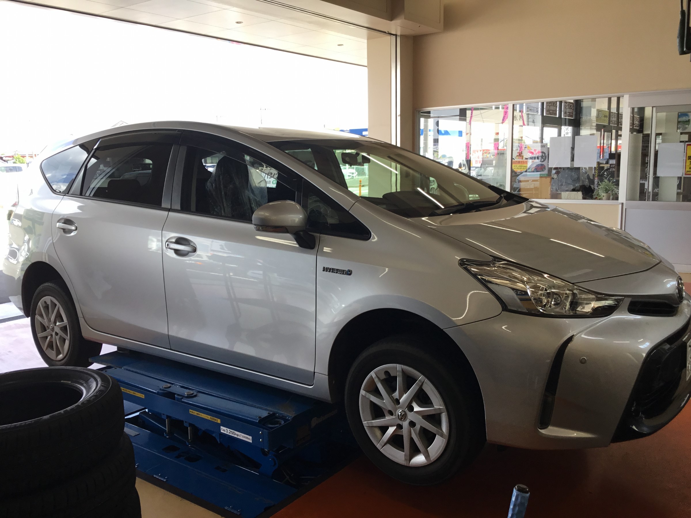 プリウスアルファ タイヤ交換 トヨタ プリウスa タイヤ サービス事例 タイヤ館 寒川 タイヤからはじまる トータルカーメンテナンス タイヤ館グループ