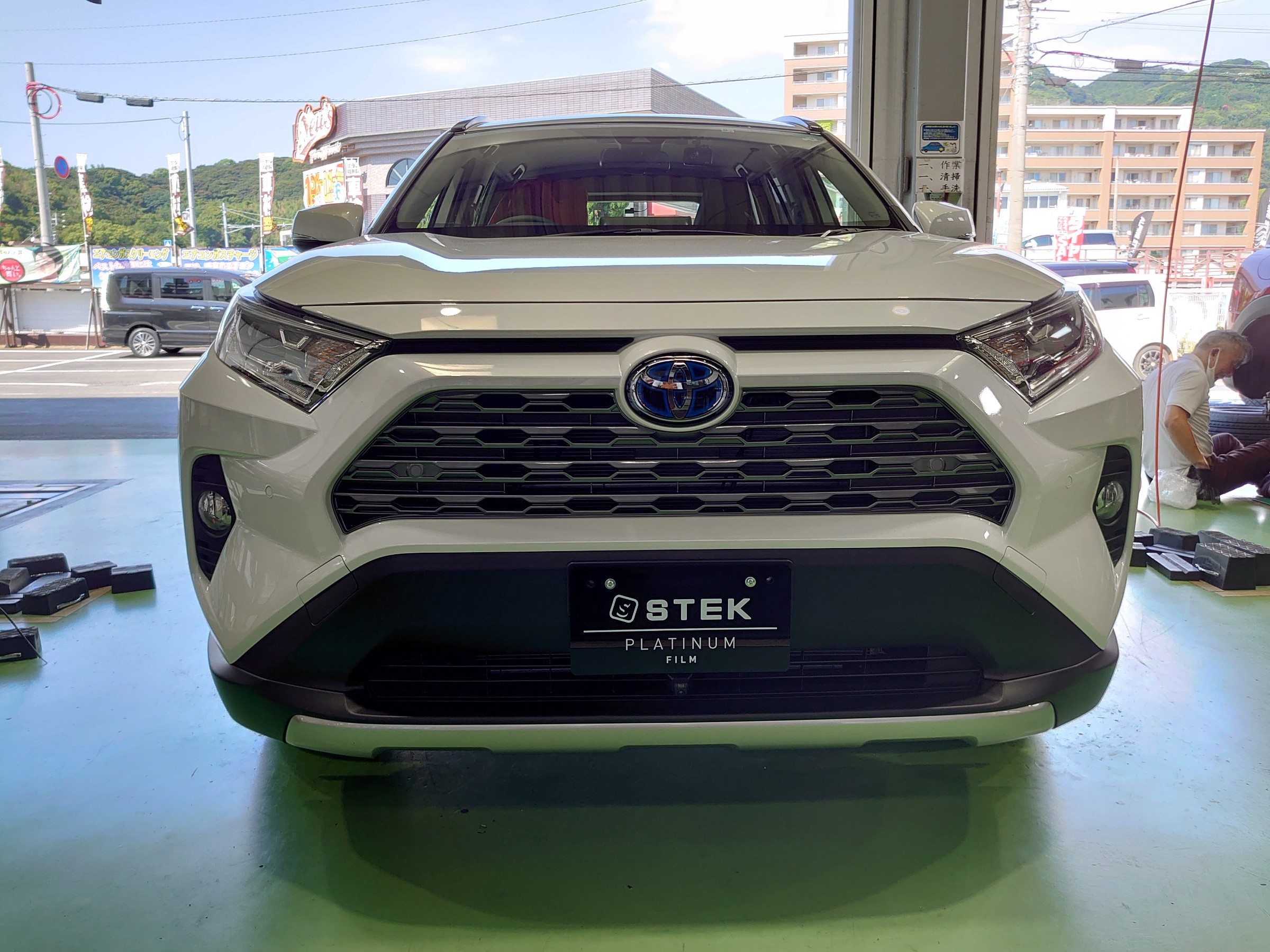 TOYOTA 新型 RAV4 の ヘッドライト STEK プロテクション フィルム施工しました。 | トヨタ RAV4 その他 外装・内装取付 >  エアロ取付 | 技術サービス施工事例 | タイヤ館 福岡東 | タイヤからはじまる、トータルカーメンテナンス タイヤ館グループ