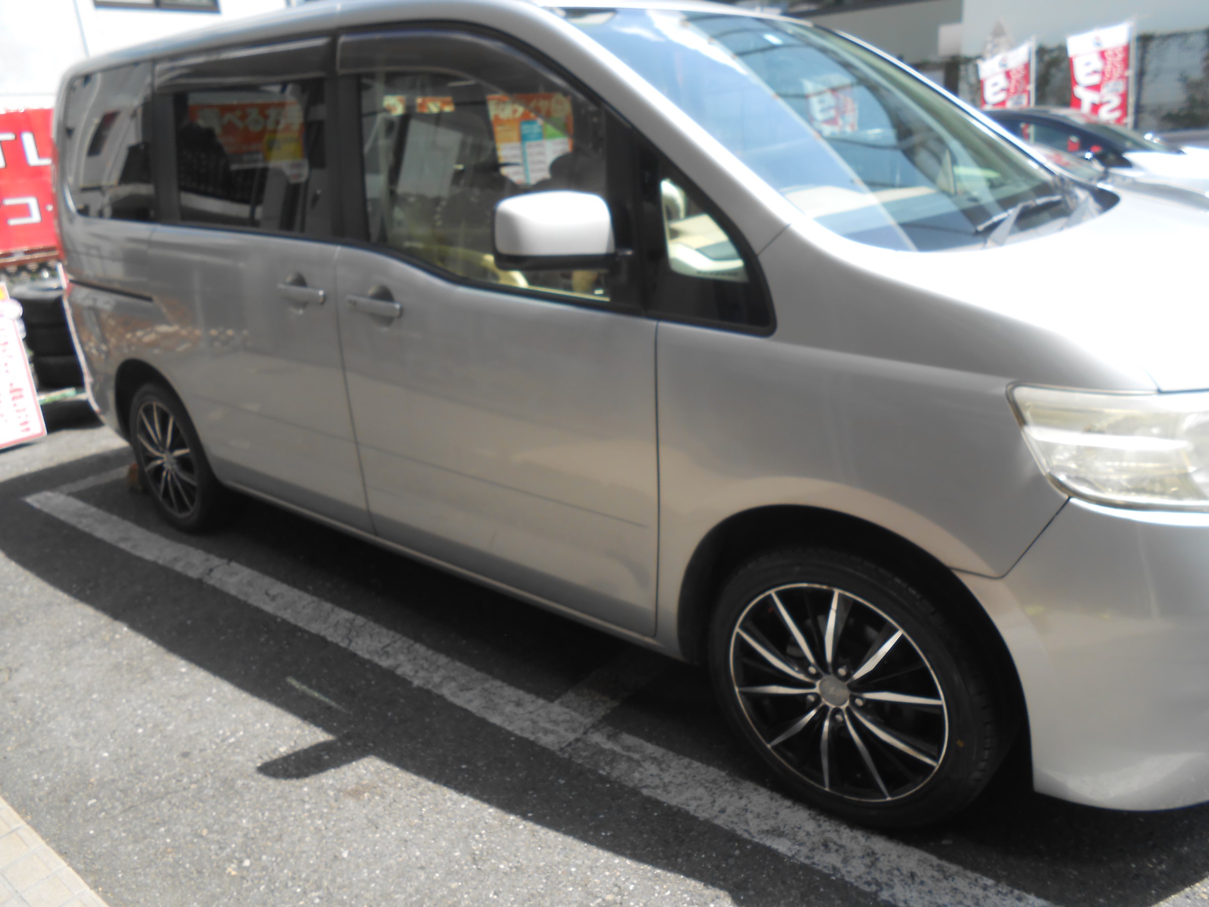 ファミリーカーでもカッコイイ車にしたいです 日産 セレナ ホイール タイヤ ホイール関連 タイヤ ホイール交換 スタッフ日記 タイヤ館 板橋 東京都のタイヤ カー用品ショップ タイヤからはじまる トータルカーメンテナンス タイヤ館グループ