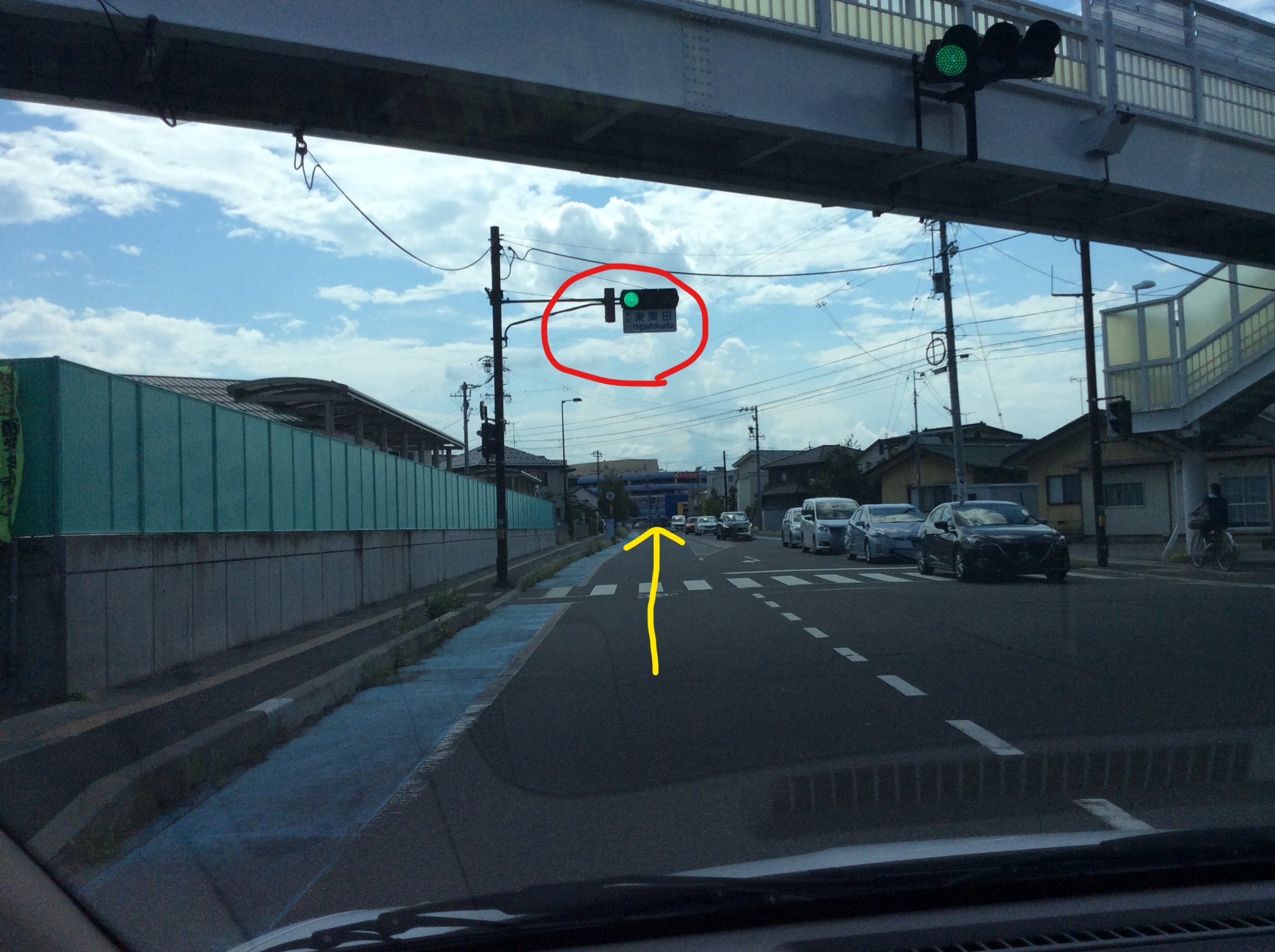 東栗田の信号を直進します。