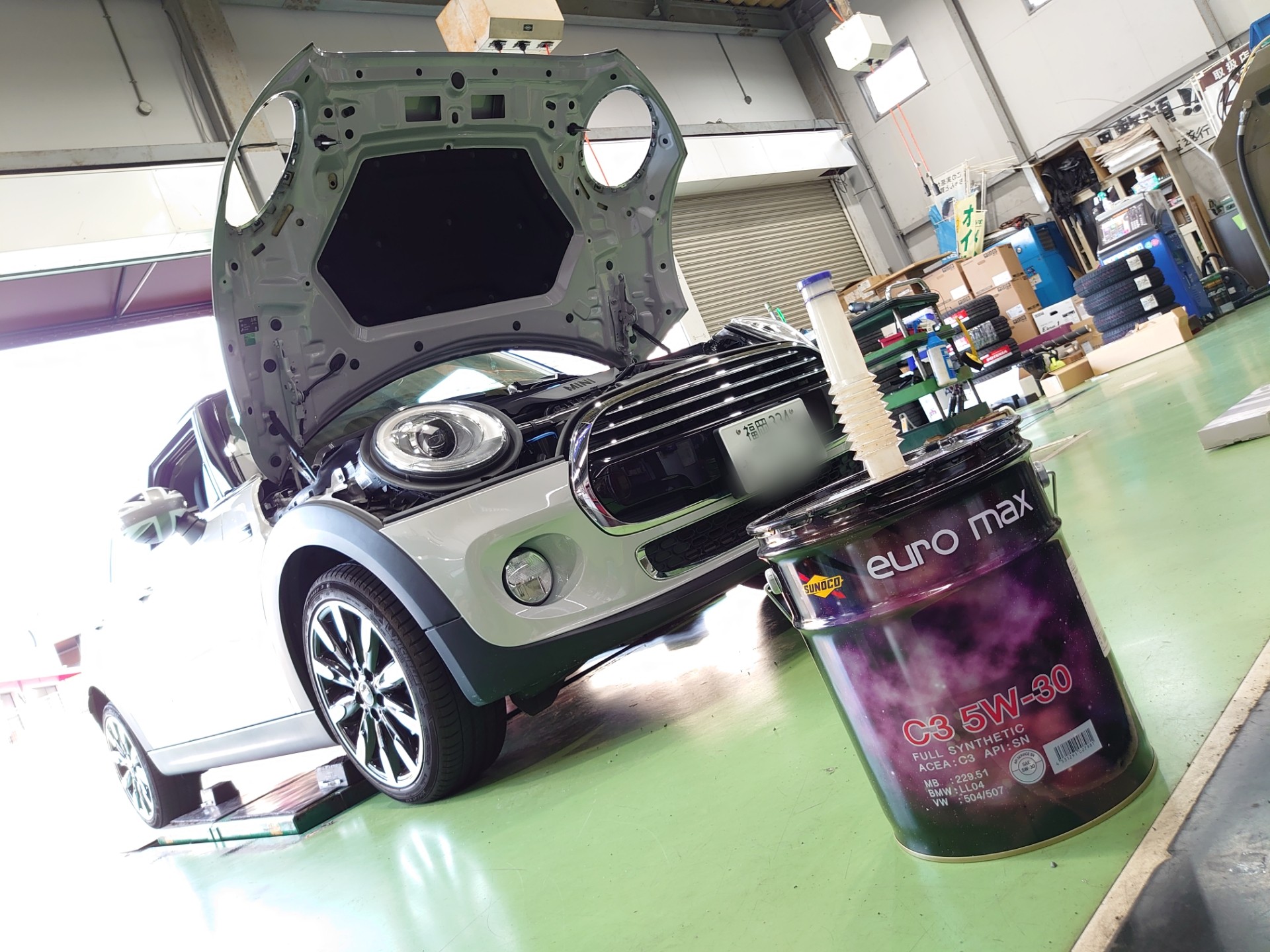 BMW ミニ F55 のエンジン オイル交換しました！ | BMW MINI メンテナンス商品 オイル関連 > エンジンオイル交換 |  技術サービス施工事例 | タイヤ館 福岡東 | タイヤからはじまる、トータルカーメンテナンス タイヤ館グループ