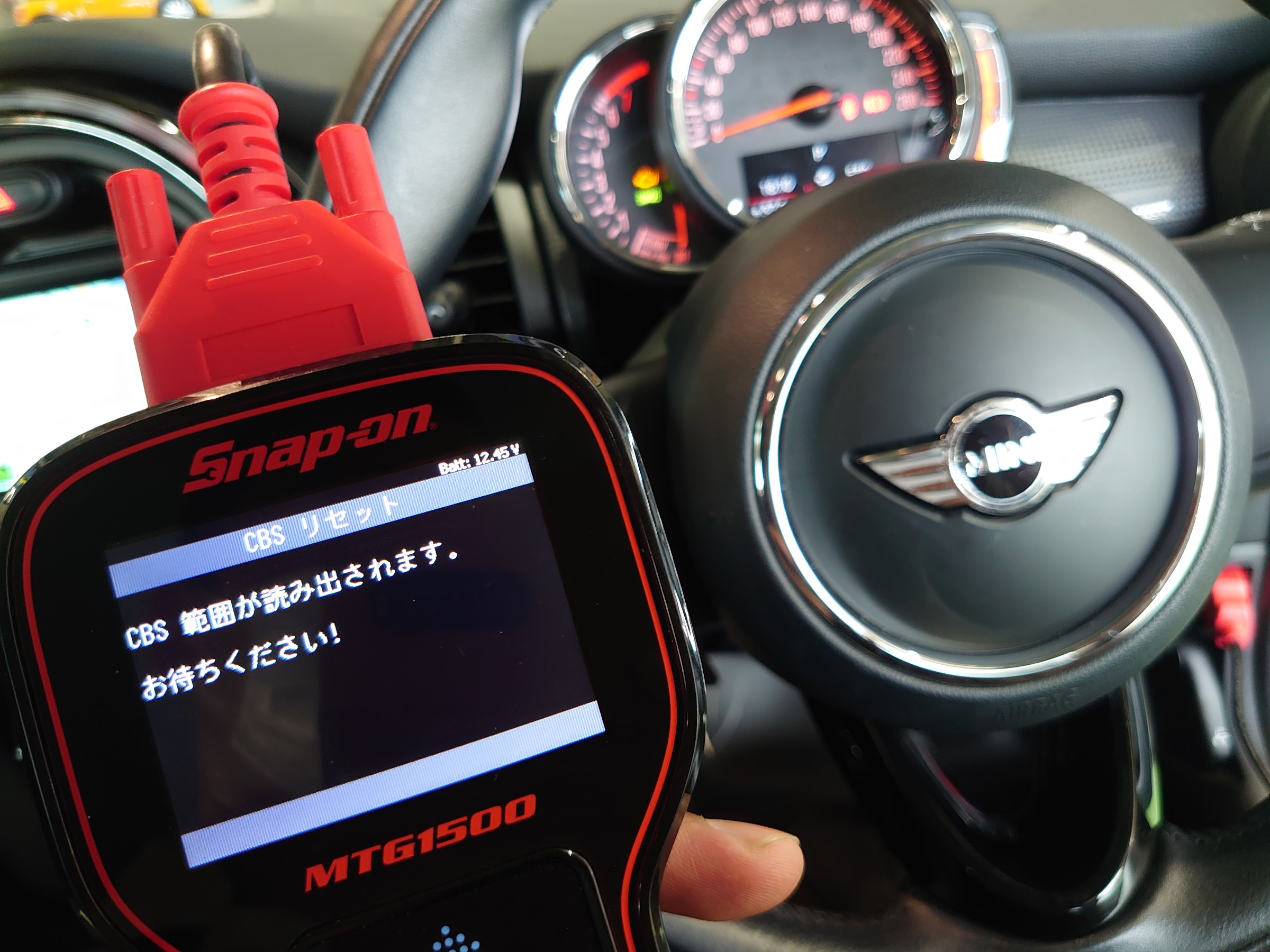 Bmw ミニ F55 のエンジン オイル交換しました Bmw Mini メンテナンス商品 オイル関連 エンジンオイル交換 技術サービス施工事例 タイヤ館 福岡東 タイヤからはじまる トータルカーメンテナンス タイヤ館グループ