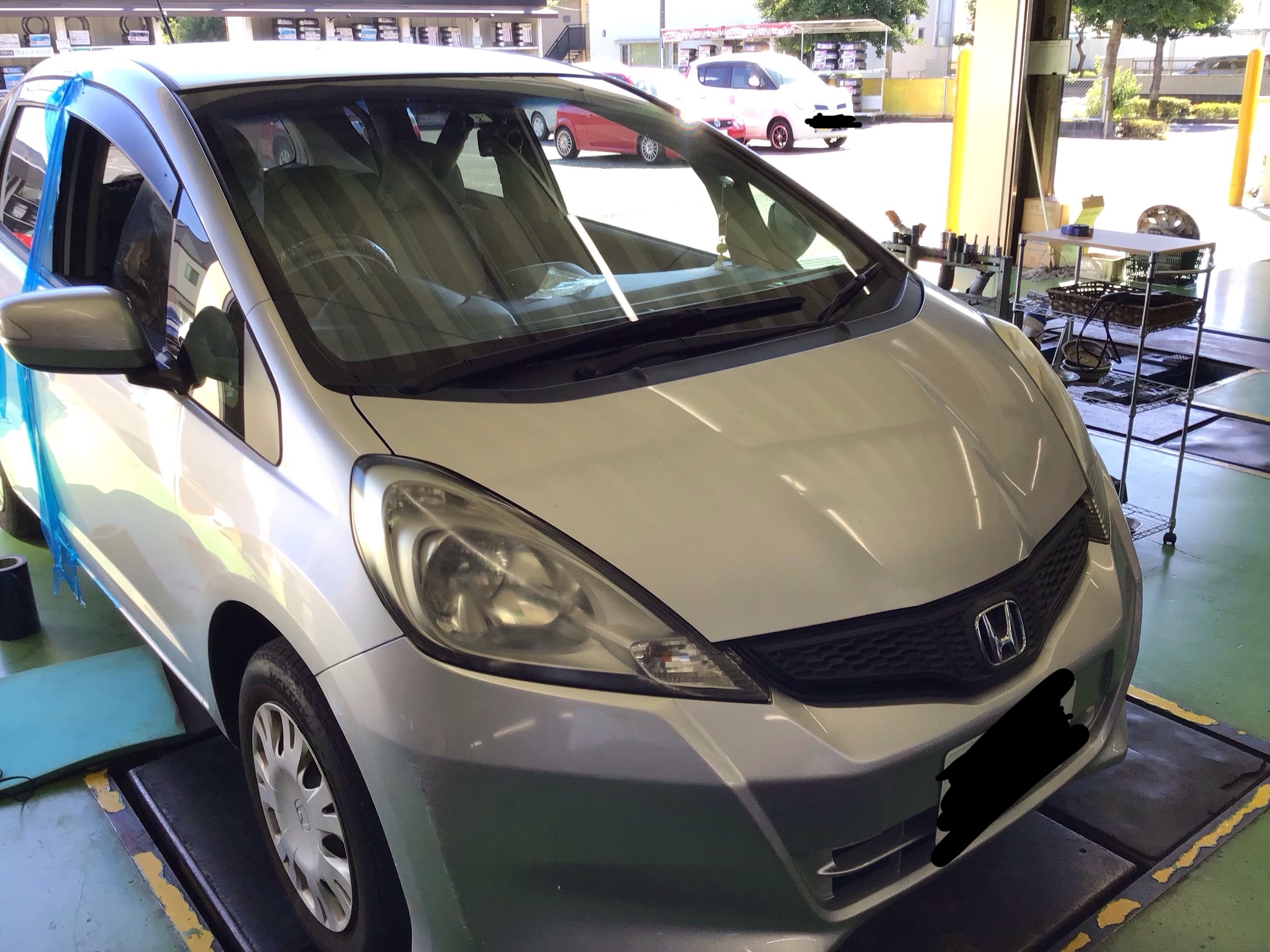 ホンダ フィット バッテリー交換 ホンダ フィット メンテナンス商品 カー用品取付 カーバッテリー交換 サービス事例 タイヤ館 西船橋 千葉県のタイヤ カー用品ショップ タイヤからはじまる トータルカーメンテナンス タイヤ館グループ