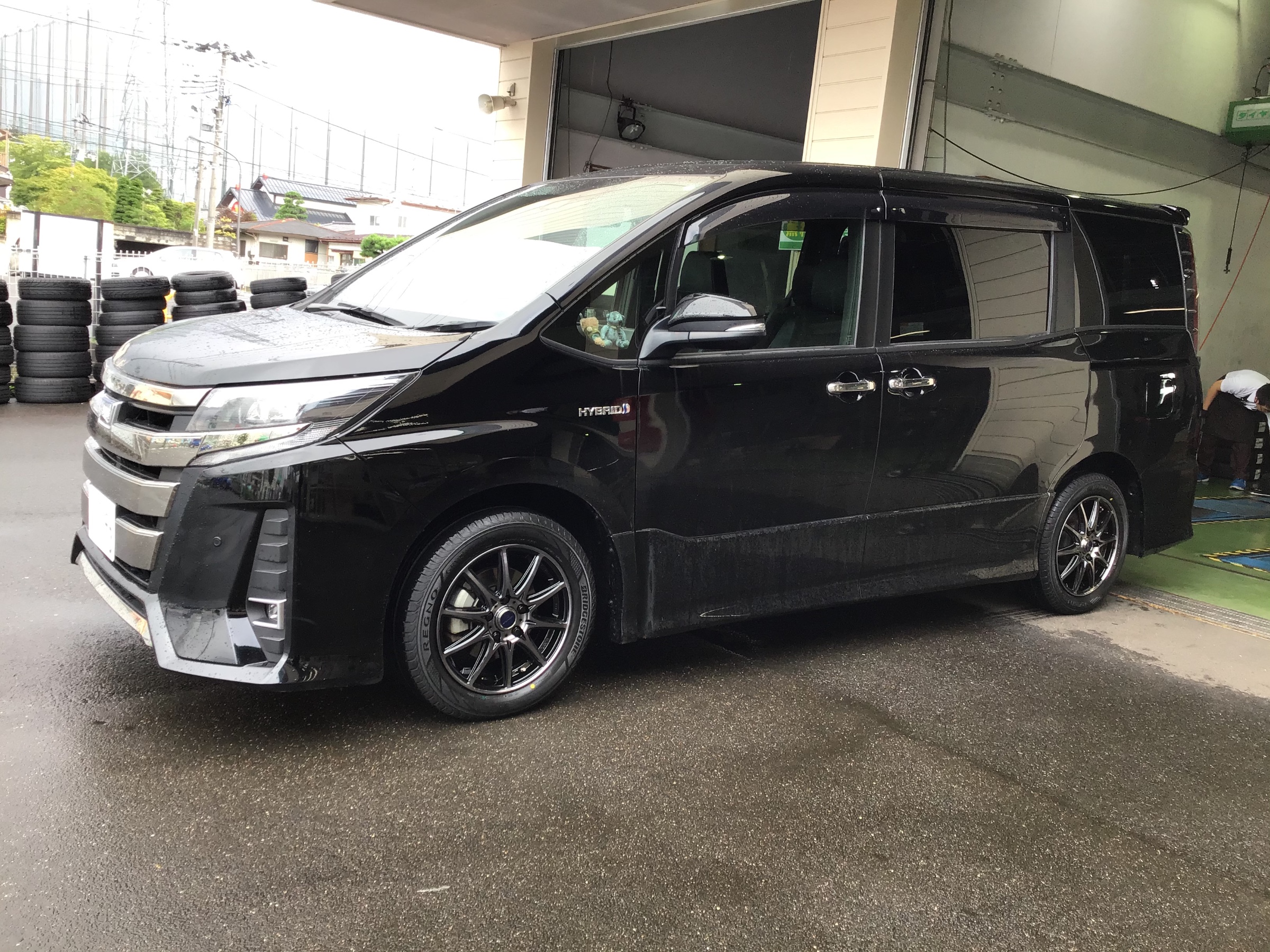 トヨタ ノア Regno 新品ホイール装着 アライメント トヨタ ノア タイヤ タイヤ ホイール関連 タイヤ ホイール交換 サービス事例 タイヤ館 中山 宮城県のタイヤ カー用品ショップ タイヤからはじまる トータルカーメンテナンス タイヤ館グループ