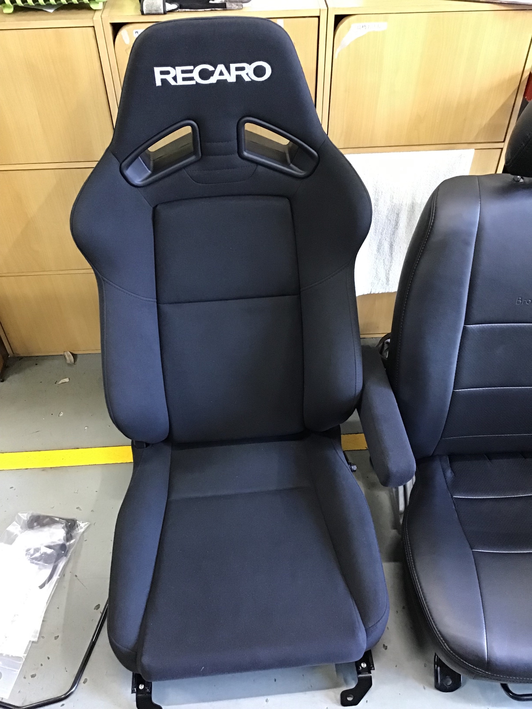 ハイエースにレカロ取り付けました トヨタ ハイエース その他 パーツ取付 シート取付け サービス事例 タイヤ館 玉川上水 東京都のタイヤ カー用品ショップ タイヤからはじまる トータルカーメンテナンス タイヤ館グループ