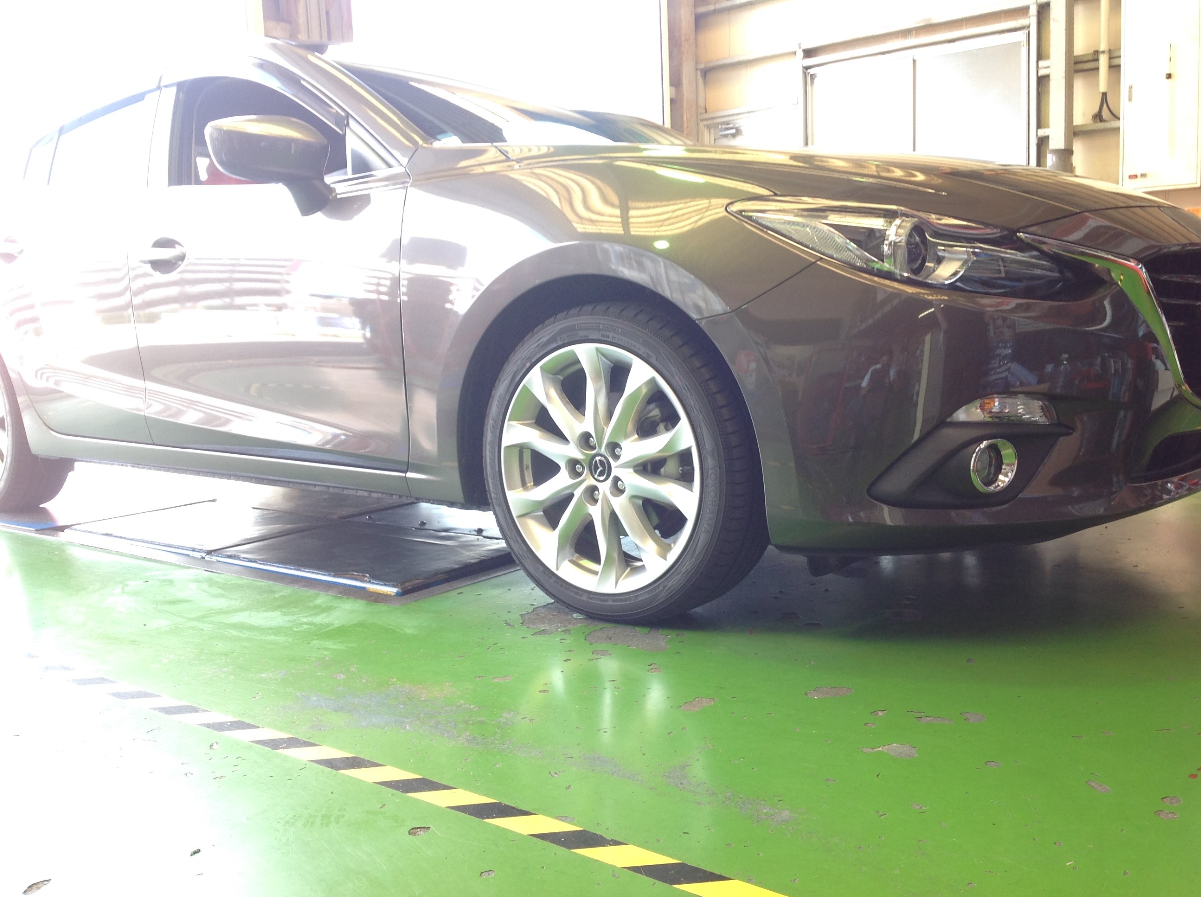 アクセラスポーツのローダウンです マツダ アクセラ その他 パーツ取付 サスペンション取付 スタッフ日記 タイヤ館 ｸﾞﾘｰﾝﾛｰﾄﾞ 愛知県 三重県のタイヤ カー用品ショップ タイヤからはじまる トータルカーメンテナンス タイヤ館グループ