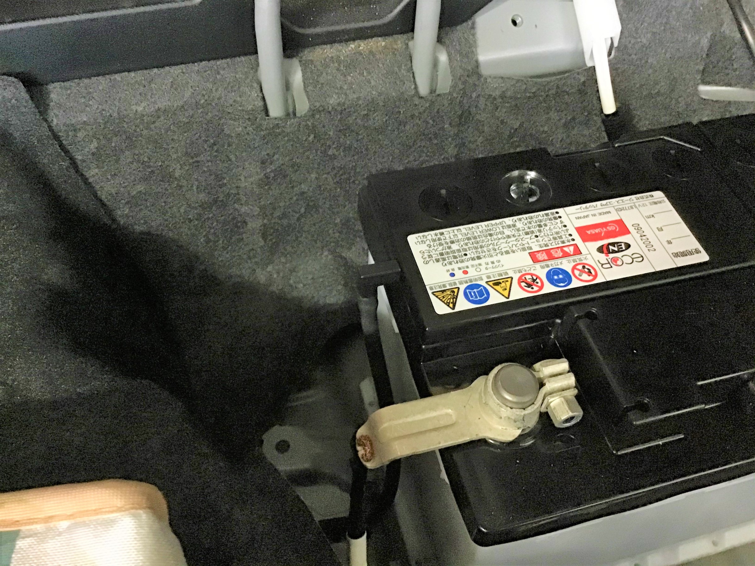 トヨタ ヴォクシー ハイブリッド 80系 バッテリー 交換 トヨタ ヴォクシー メンテナンス商品 パーツ取付 各種用品取付 サービス事例 タイヤ館 富谷 宮城県のタイヤ カー用品ショップ タイヤからはじまる トータルカーメンテナンス タイヤ館グループ