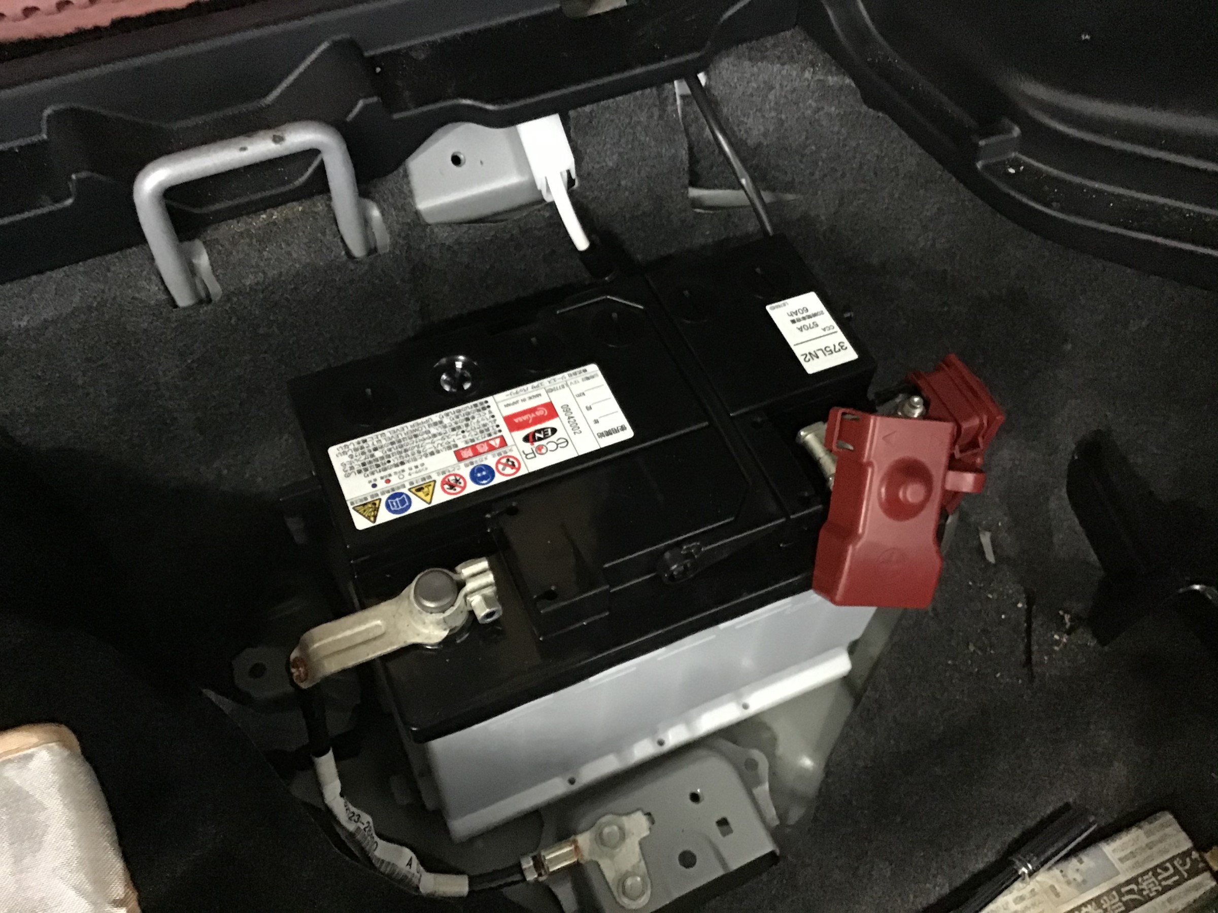 トヨタ ヴォクシー ハイブリッド 80系 バッテリー 交換 トヨタ ヴォクシー メンテナンス商品 パーツ取付 各種用品取付 サービス事例 タイヤ館 富谷 宮城県のタイヤ カー用品ショップ タイヤからはじまる トータルカーメンテナンス タイヤ館グループ