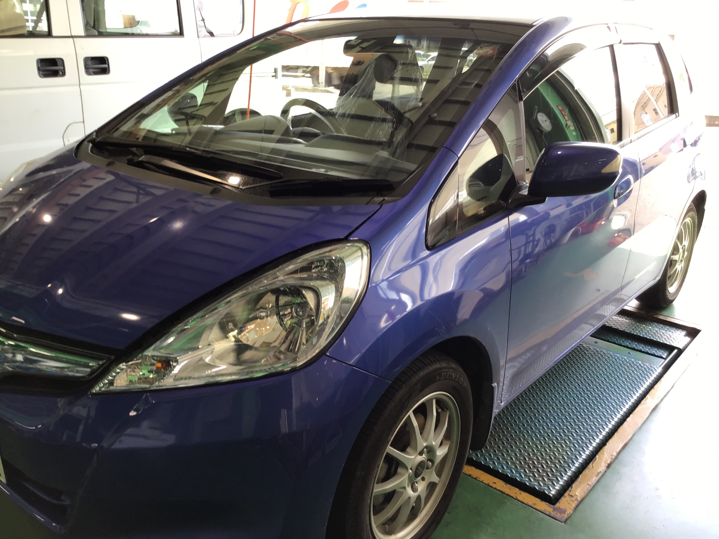 ホンダ フィット バッテリー交換 エアコンフィルター交換 サービス事例 タイヤ館 相模原 神奈川県のタイヤ カー用品ショップ タイヤからはじまる トータルカーメンテナンス タイヤ館グループ