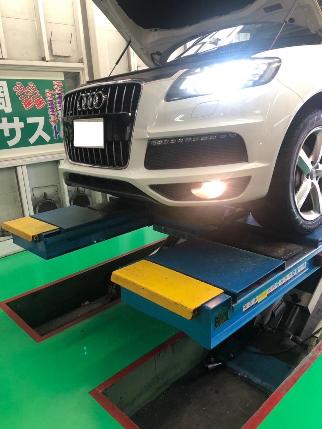 アウディ Q7 ヘッドライト フォグランプ交換 | アウディ Q7 その他