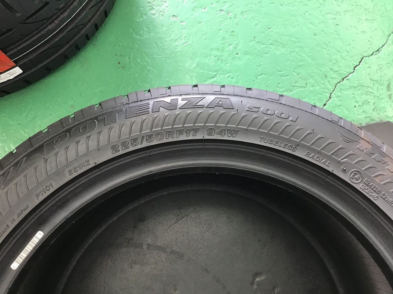 メルセデスベンツ「Ｃ180」Ｗ205 のRFTタイヤ交換 225/50Ｒ17