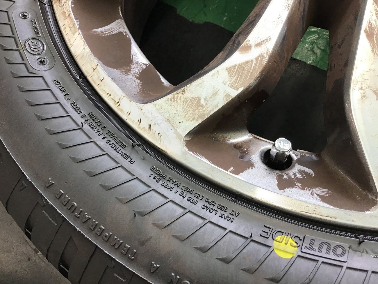 メルセデスベンツ「Ｃ180」Ｗ205 のRFTタイヤ交換 225/50Ｒ17