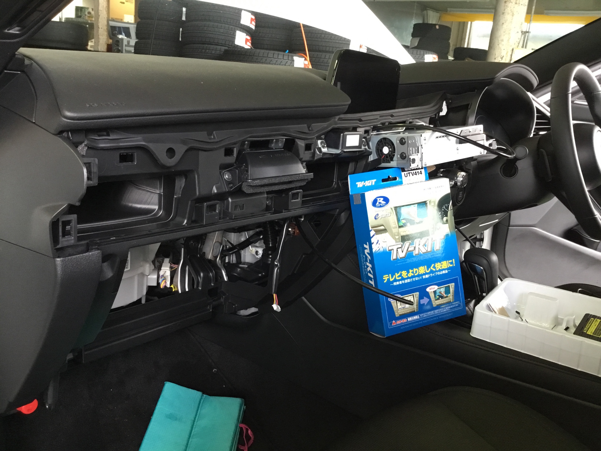 マツダ3 テレビキット取り付け マツダ Mazda3 Av ナビ機器 カー用品取付 Av商品取付 サービス事例 タイヤ館 秋田 秋田県のタイヤ カー用品ショップ タイヤからはじまる トータルカーメンテナンス タイヤ館グループ
