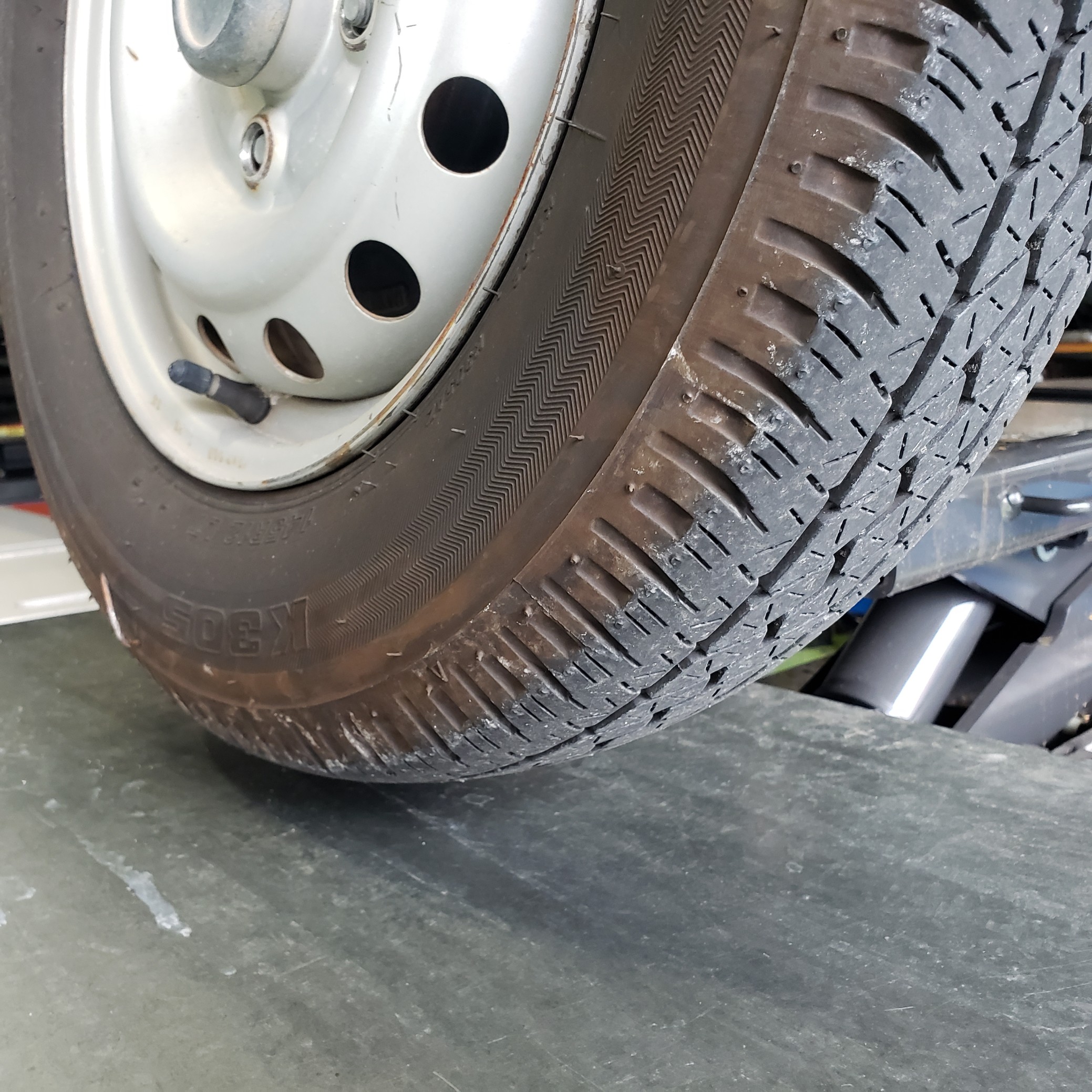 三菱 ミニキャブ タイヤ交換しました 技術サービス施工事例 タイヤ館 福岡東 タイヤからはじまる トータルカーメンテナンス タイヤ 館グループ